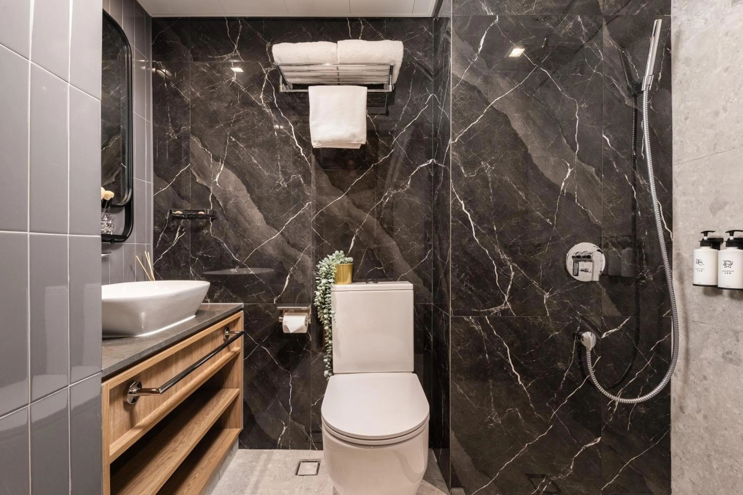 Premium Twin Room - Mid Floor in Dash Living on Hollywood