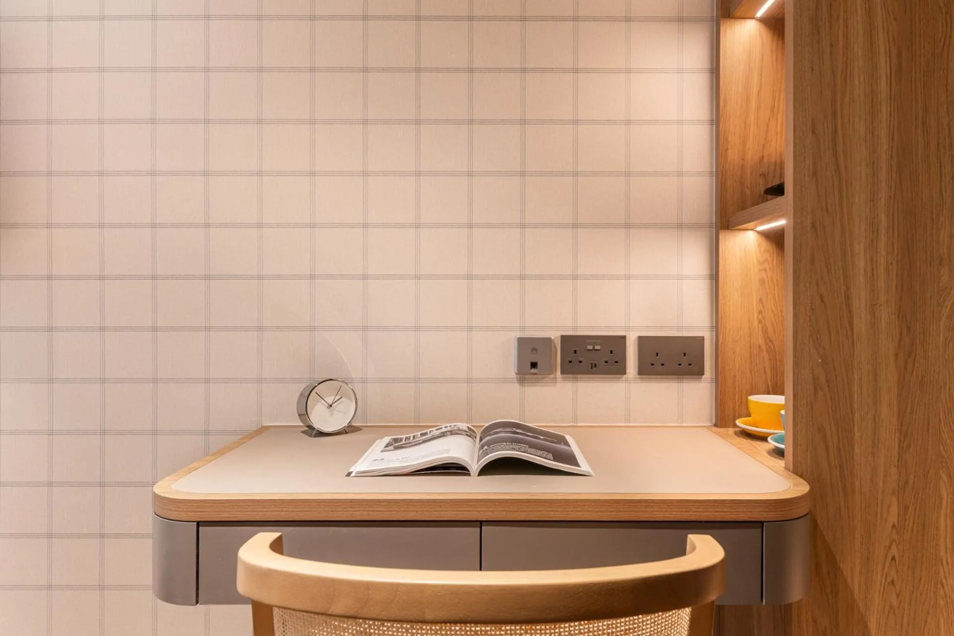 Deluxe Twin /Hollywood Twin Room - Mid Floor in Dash Living on Hollywood