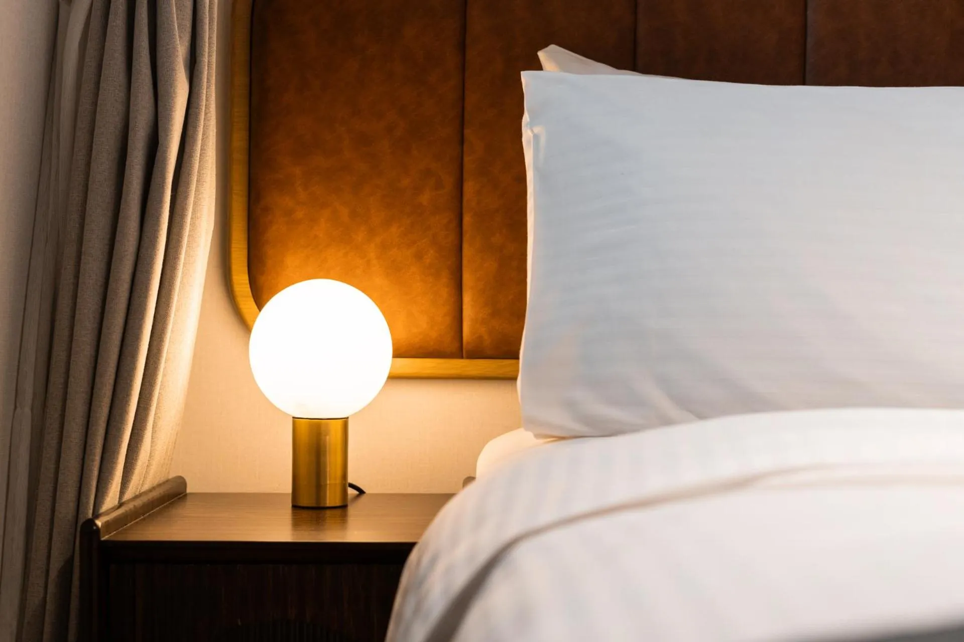 Superior Queen Room - High Floor in Dash Living on Hollywood