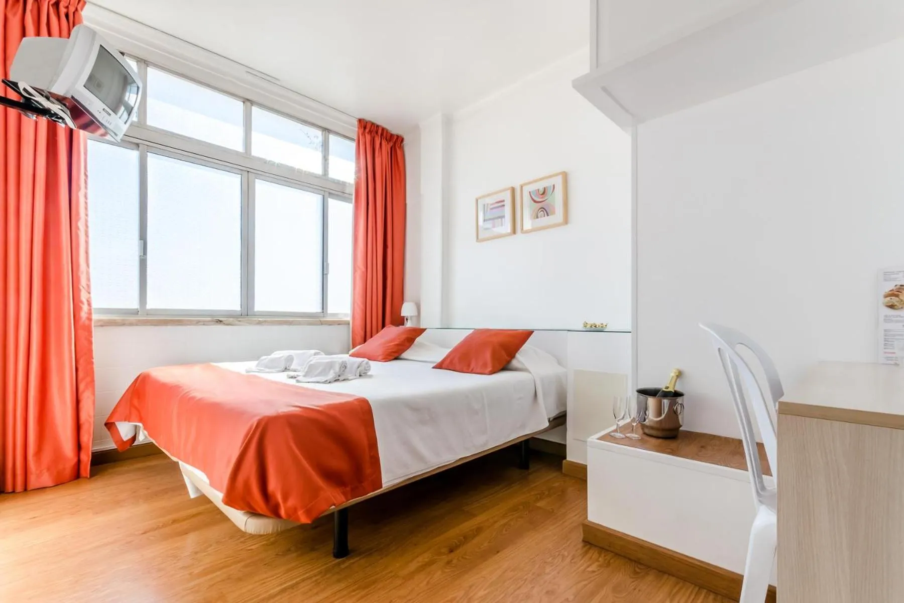 Double or Twin Room with Shared Bathroom in Residencial Jardim da Amadora