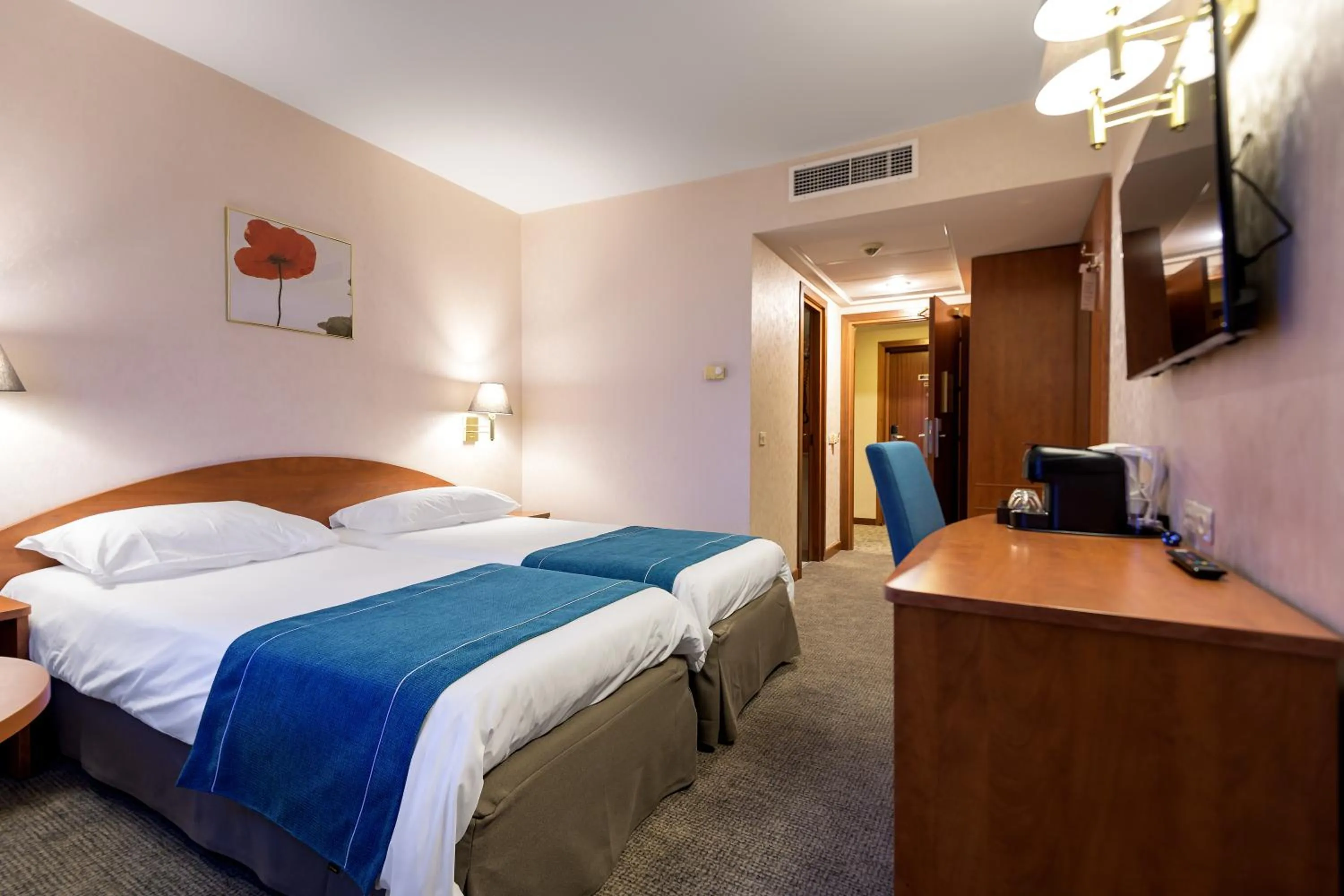 BUSINESS TWIN ROOM WITH TWO TWIN BEDS,  NON-SMOKING - single occupancy in Ramada by Wyndham Bucharest Parc Hotel
