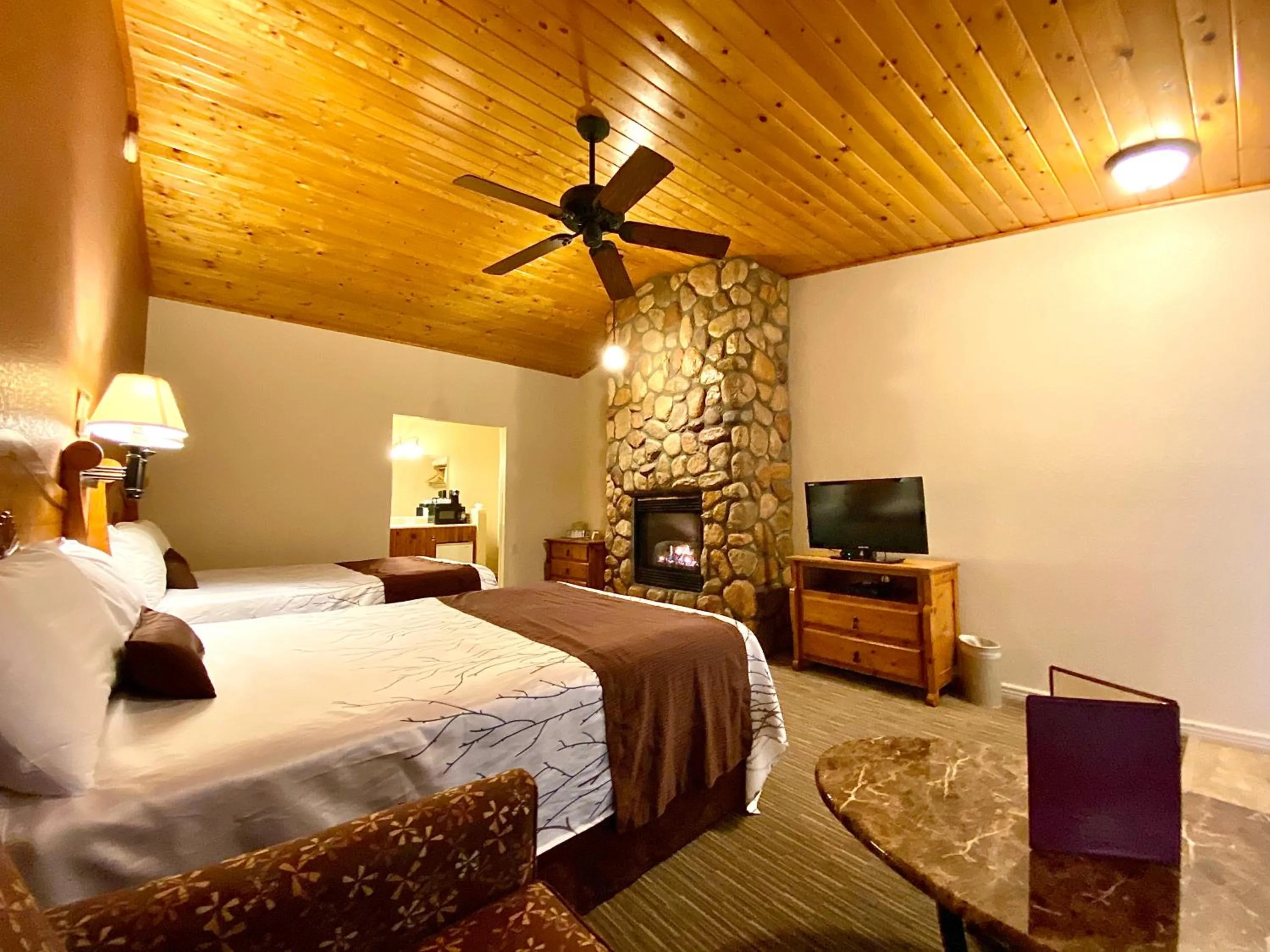 Deluxe Queen Room with Two Queen Beds in Majestic Mountain Inn