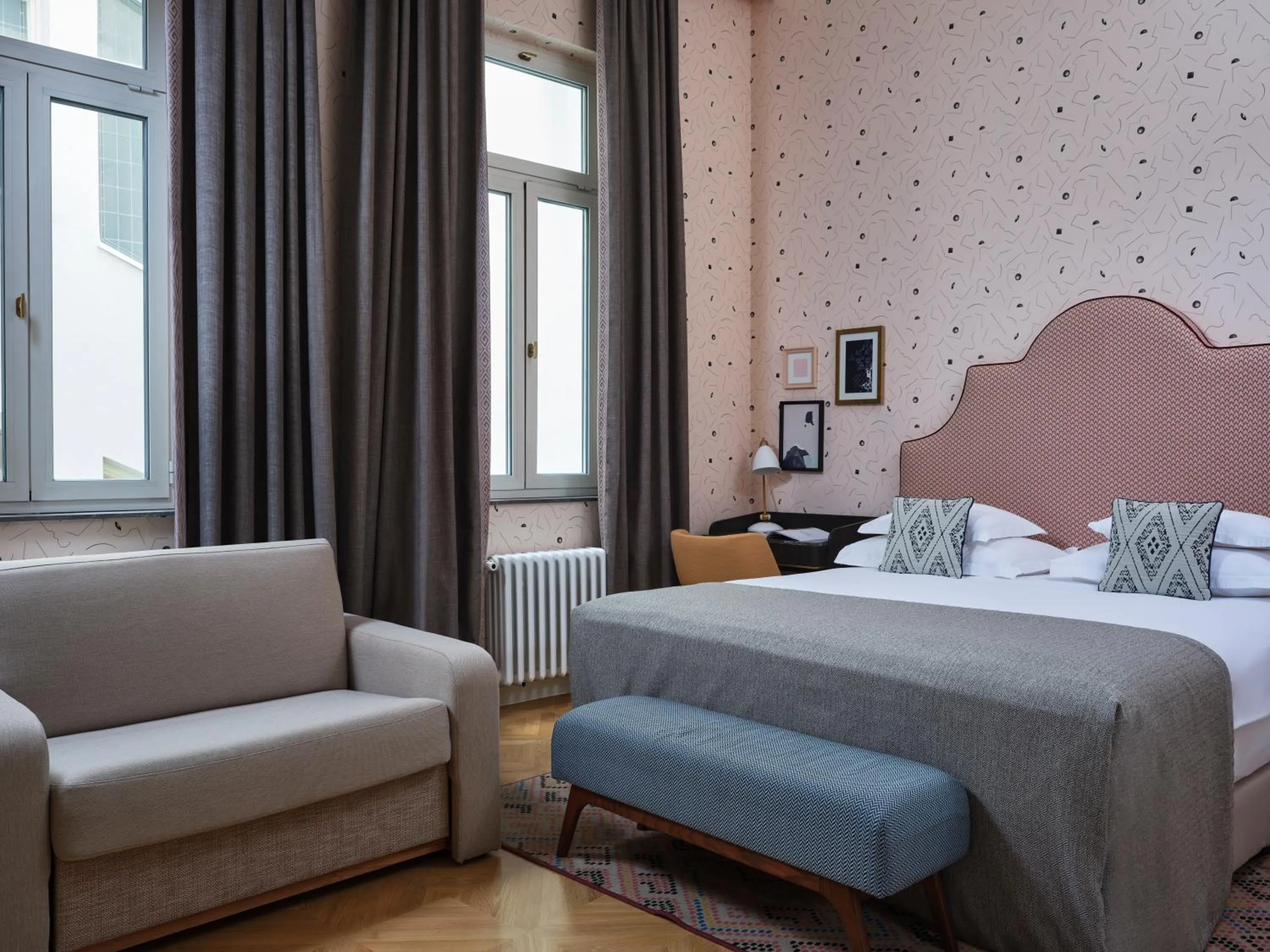 Family Room with Sofa and Atrium View in Hotel Capital