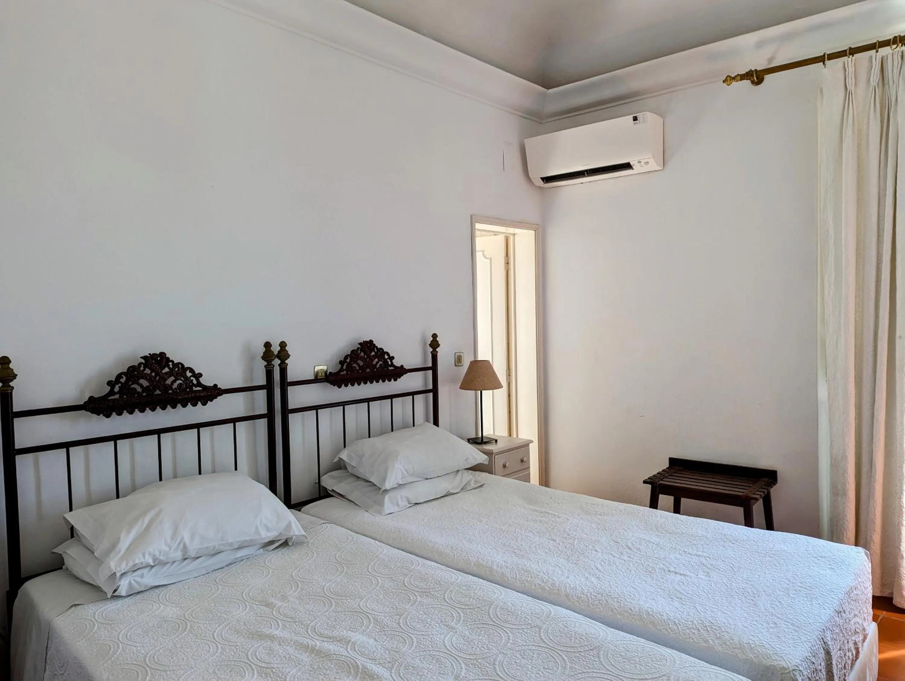 Twin Room in Hotel Solar de Monfalim