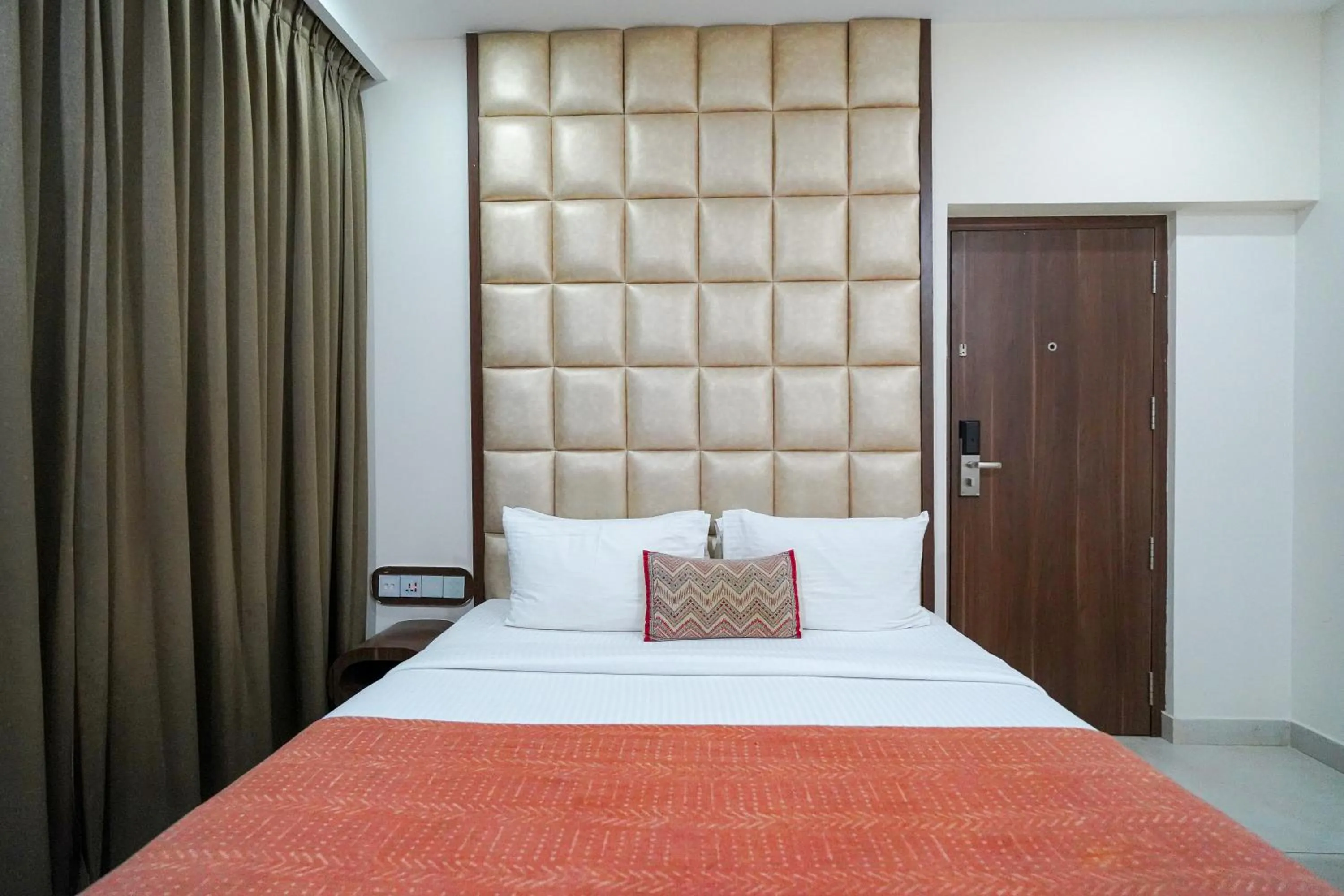 Queen Room in Olive Zip Btm Layout by Embassy Group