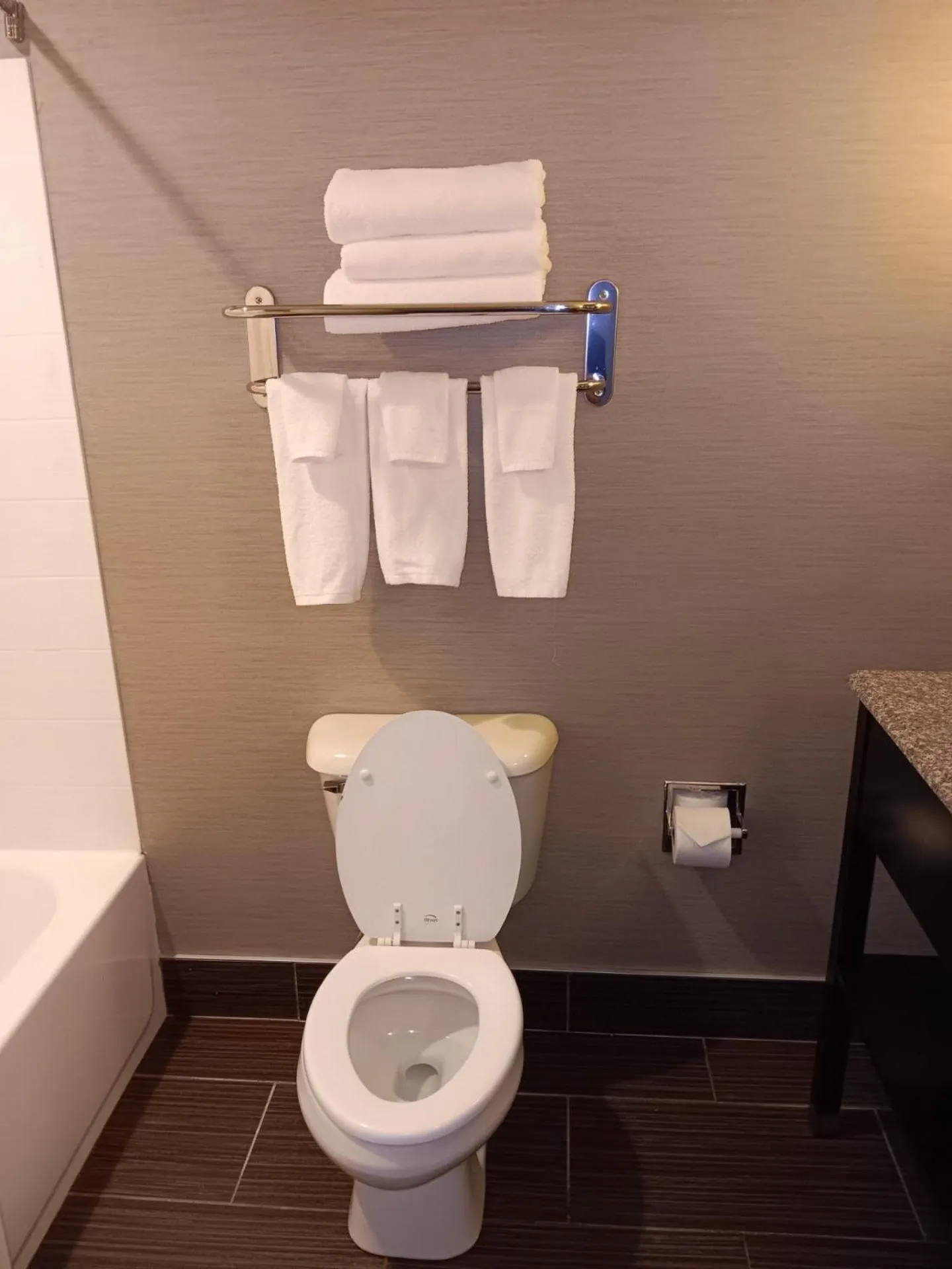 Standard King Room - Communications Accessible in Holiday Inn Express and Suites - Bradford by IHG