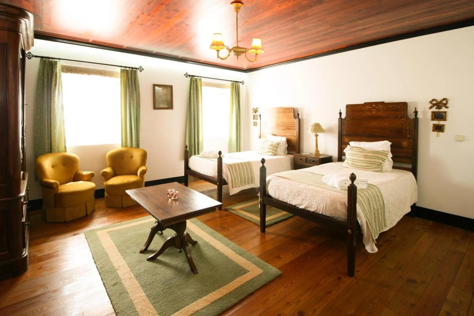 Large Twin Room in Quinta de Malta