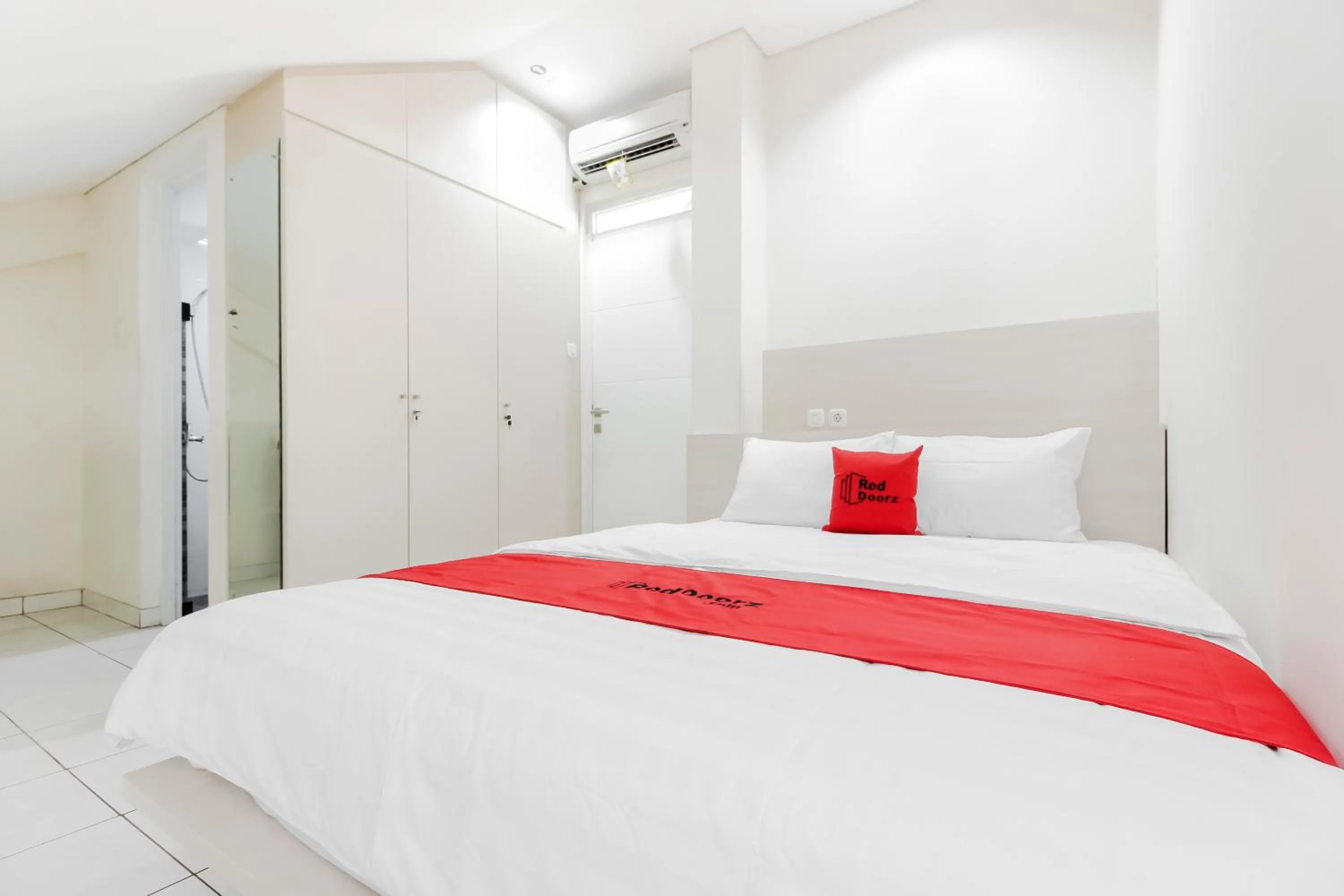 Double Room in RedDoorz near Pancoran