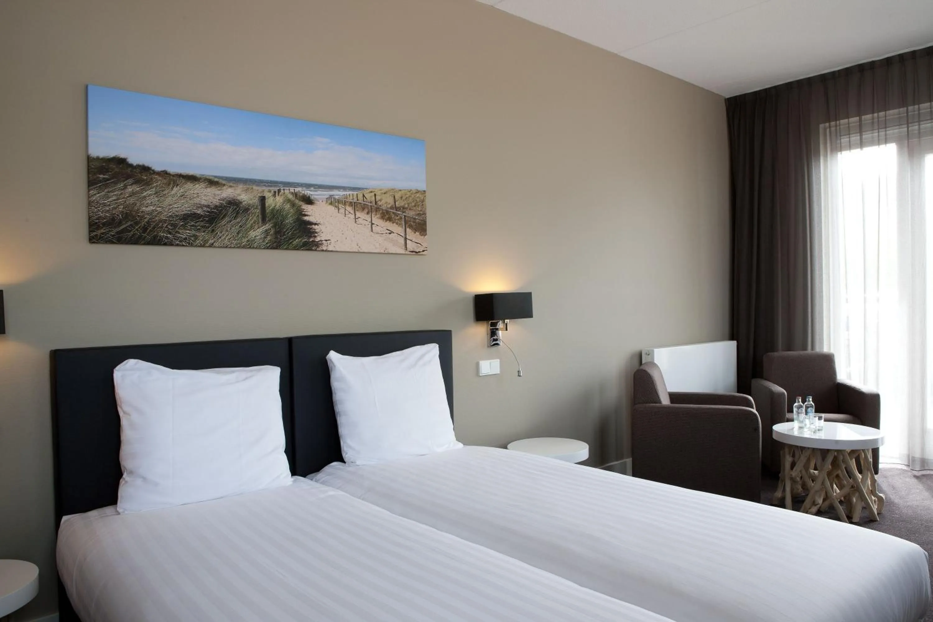 Spacious comfort double room with balcony in Fletcher Hotel-Restaurant Duinzicht