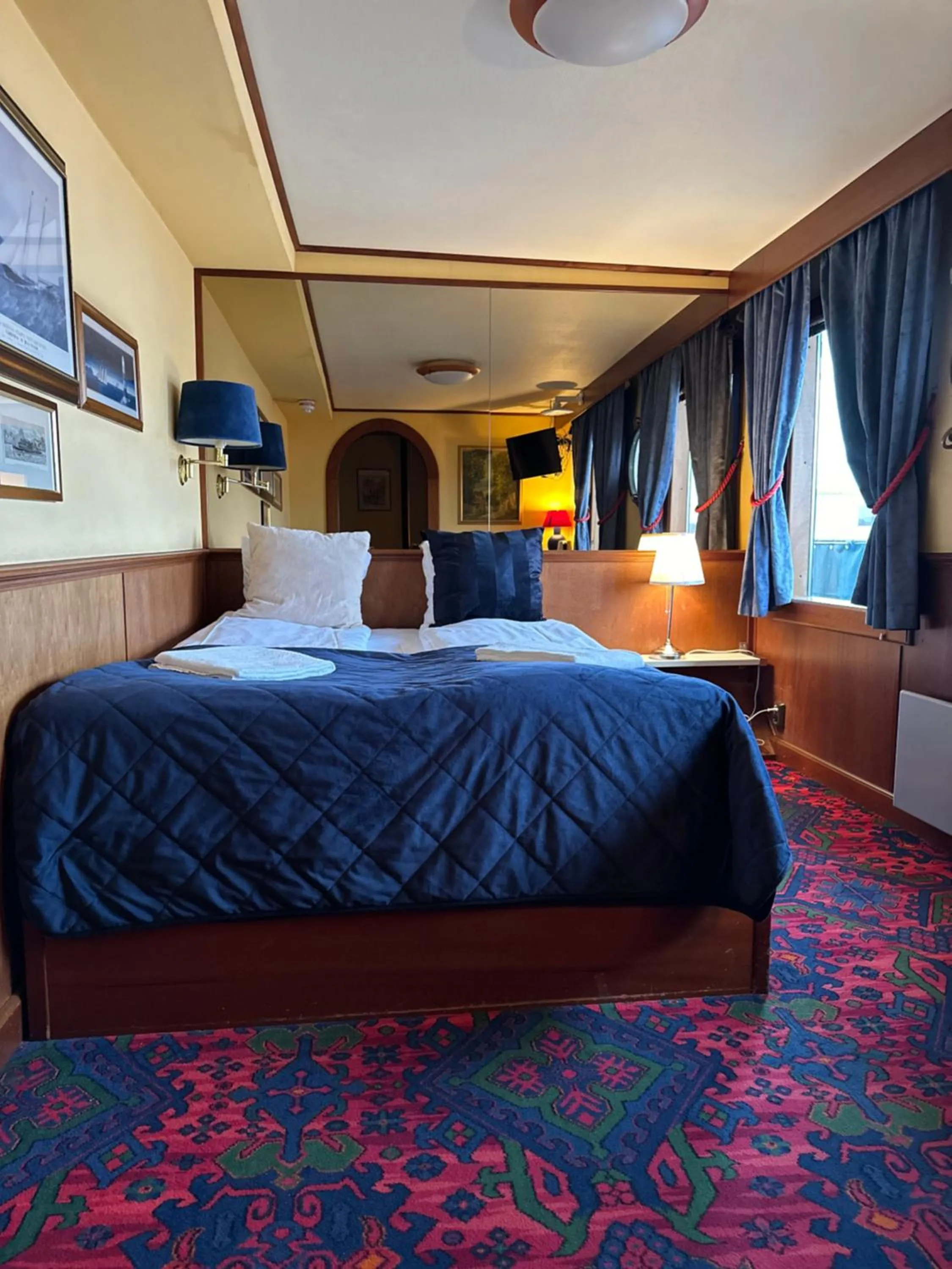 Cabin on Boat with Private Bathroom - Sea View in Den Röda Båten