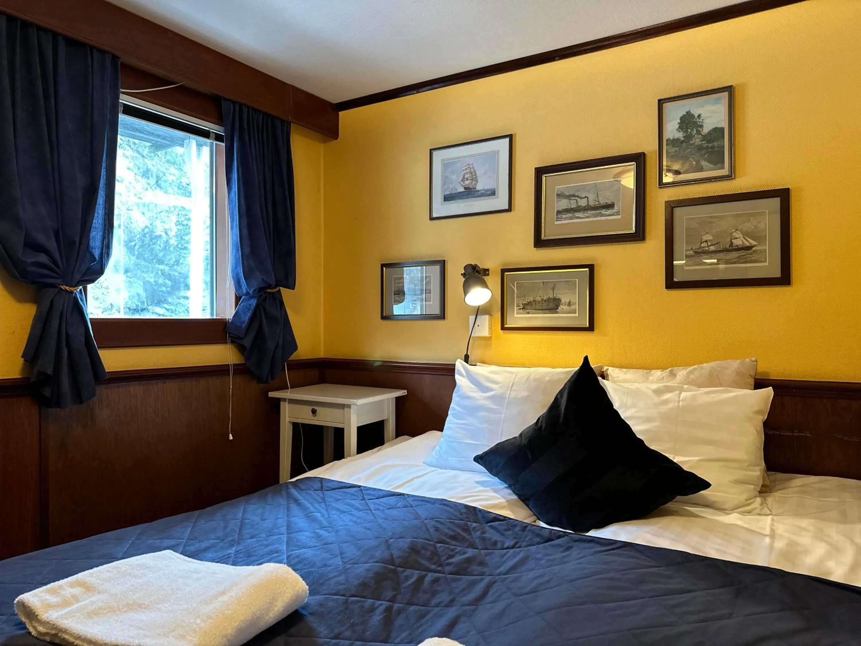 Cabin on Boat with Private Bathroom in Den Röda Båten