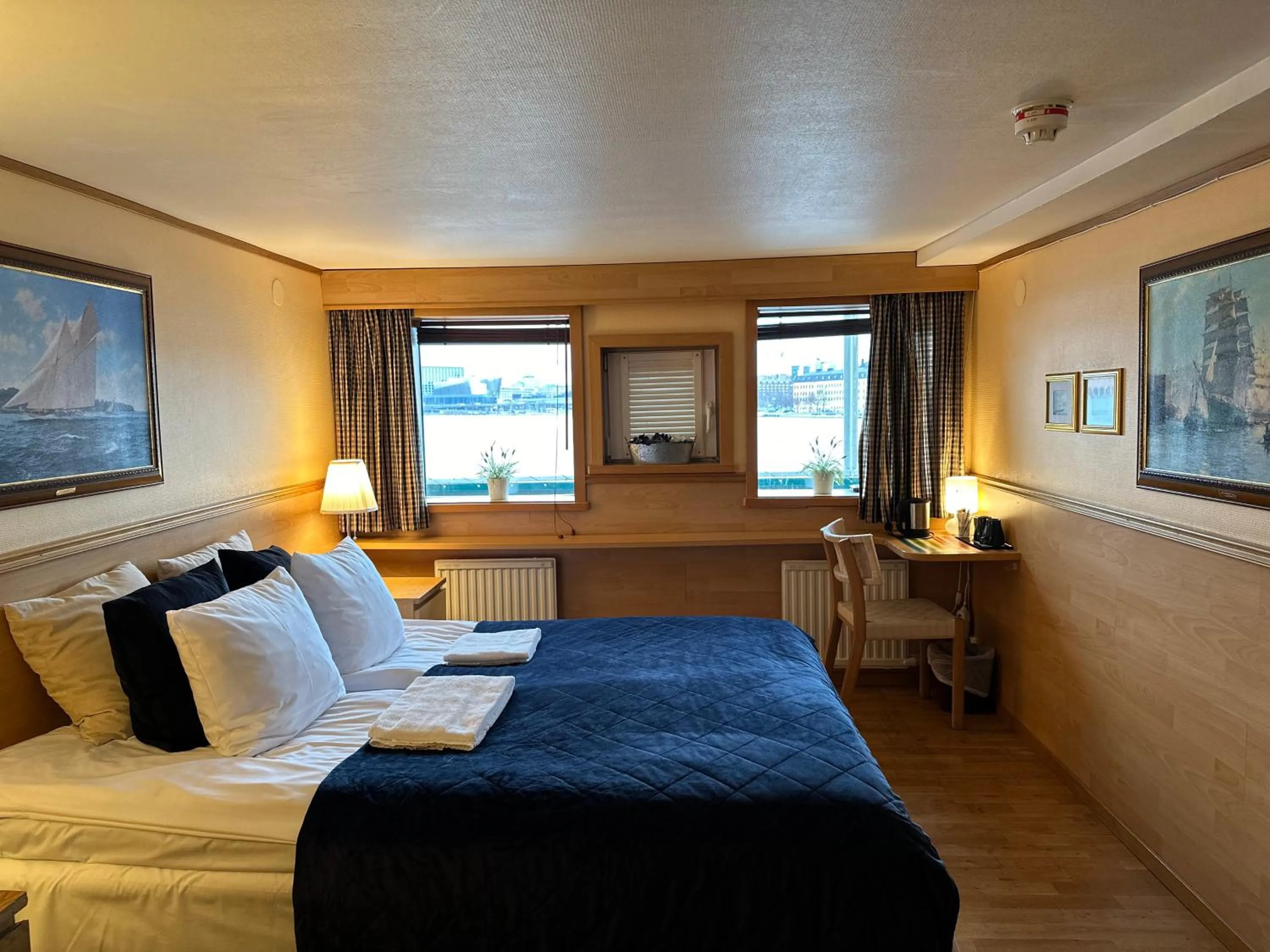Superior Cabin on Boat with Private Bathroom - Sea View in Den Röda Båten
