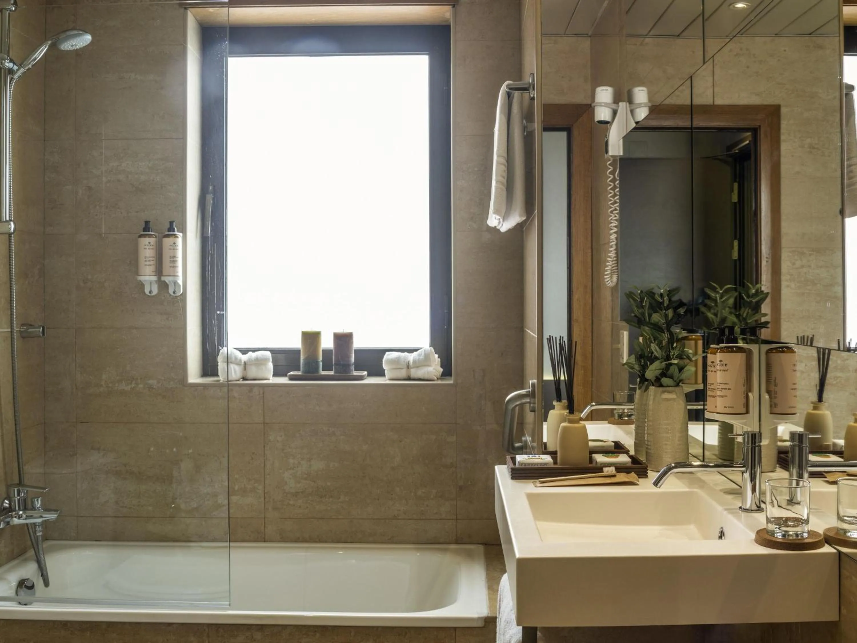 Junior Family Suite with Double Bed and Sofa Bed in Mercure Porto Centro Santa Catarina