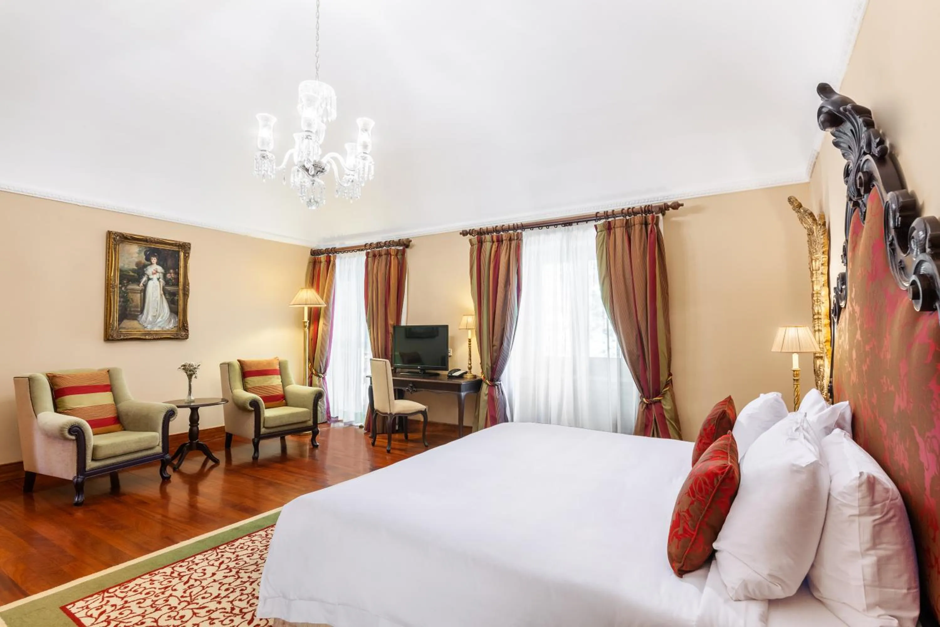 Suite Deluxe in Convento do Espinheiro, Historic Hotel & Spa