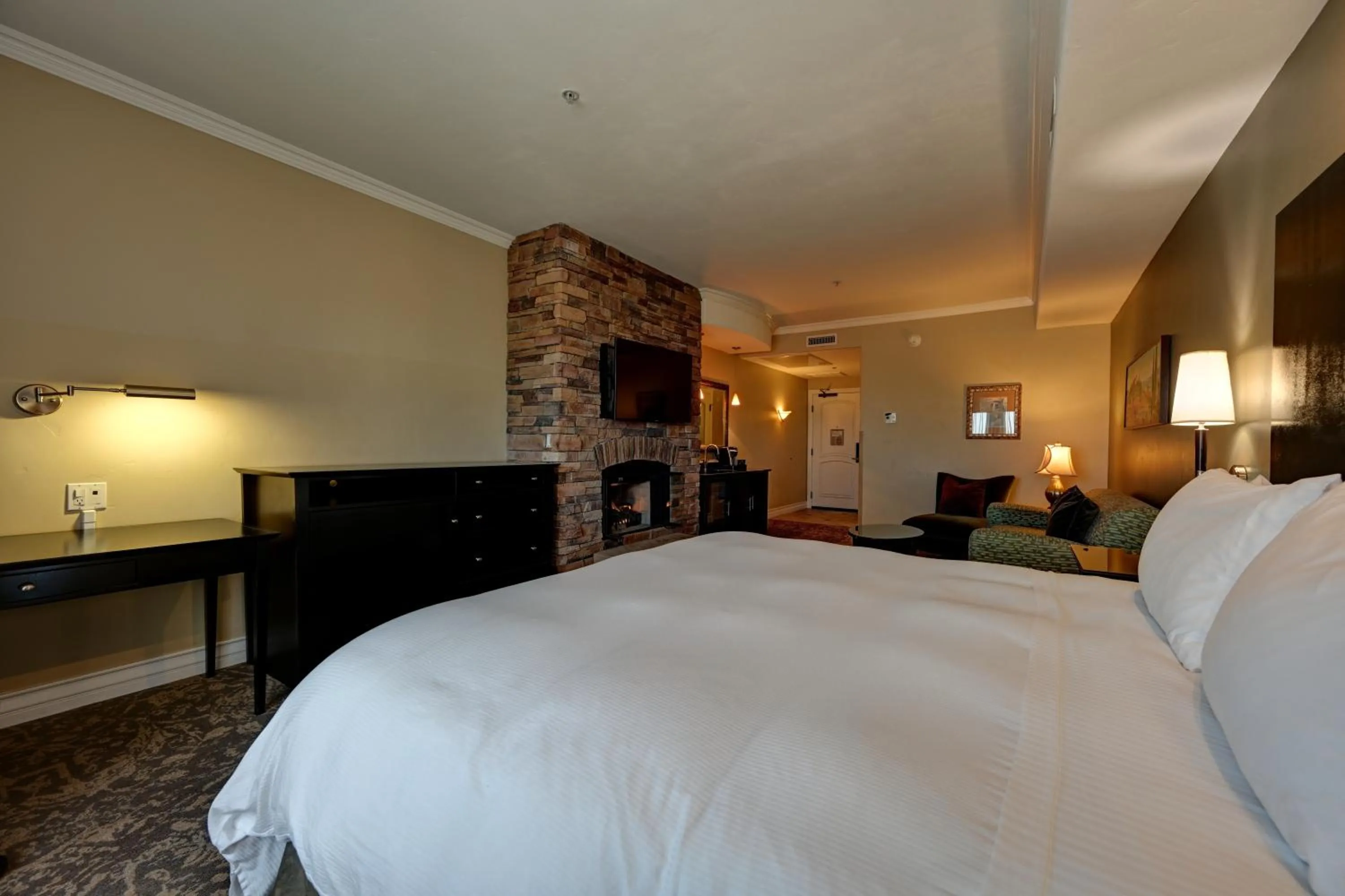 Deluxe King fireplace Suite in Bellasera Hotel & Suites Paso Robles, Tapestry by Hilton