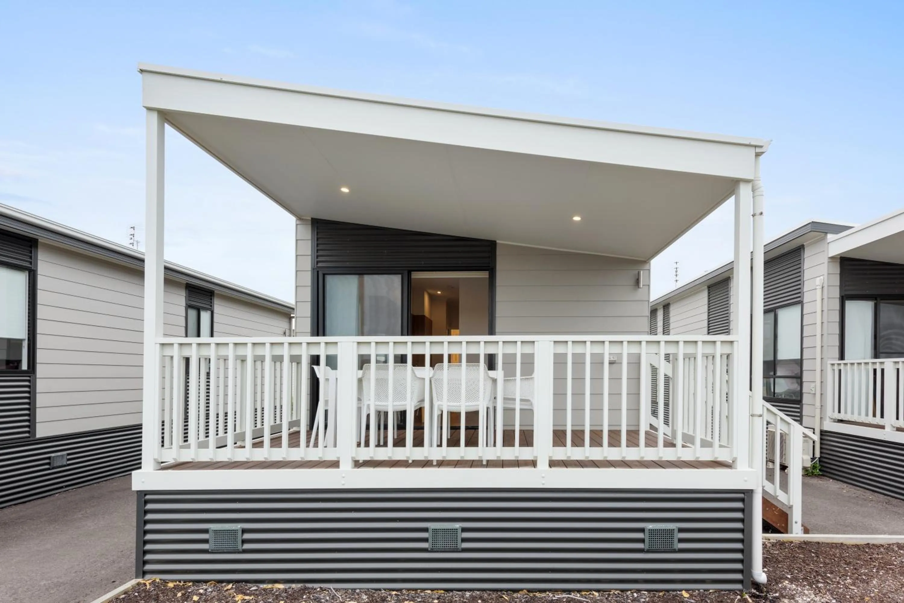 Deluxe 2 Bedroom Waterfront Cabin in Discovery Parks - Robe