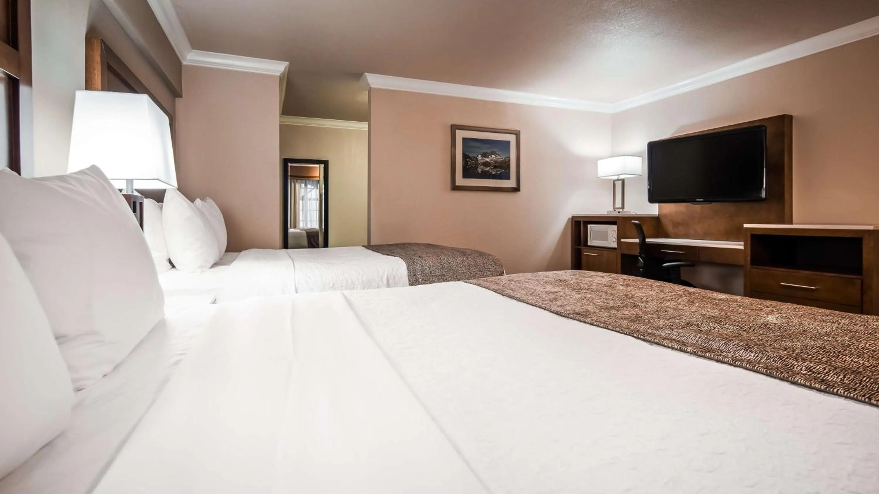 Quadruple Room with Bathtub - Disability Access/Non-Smoking in Best Western Bishop Lodge