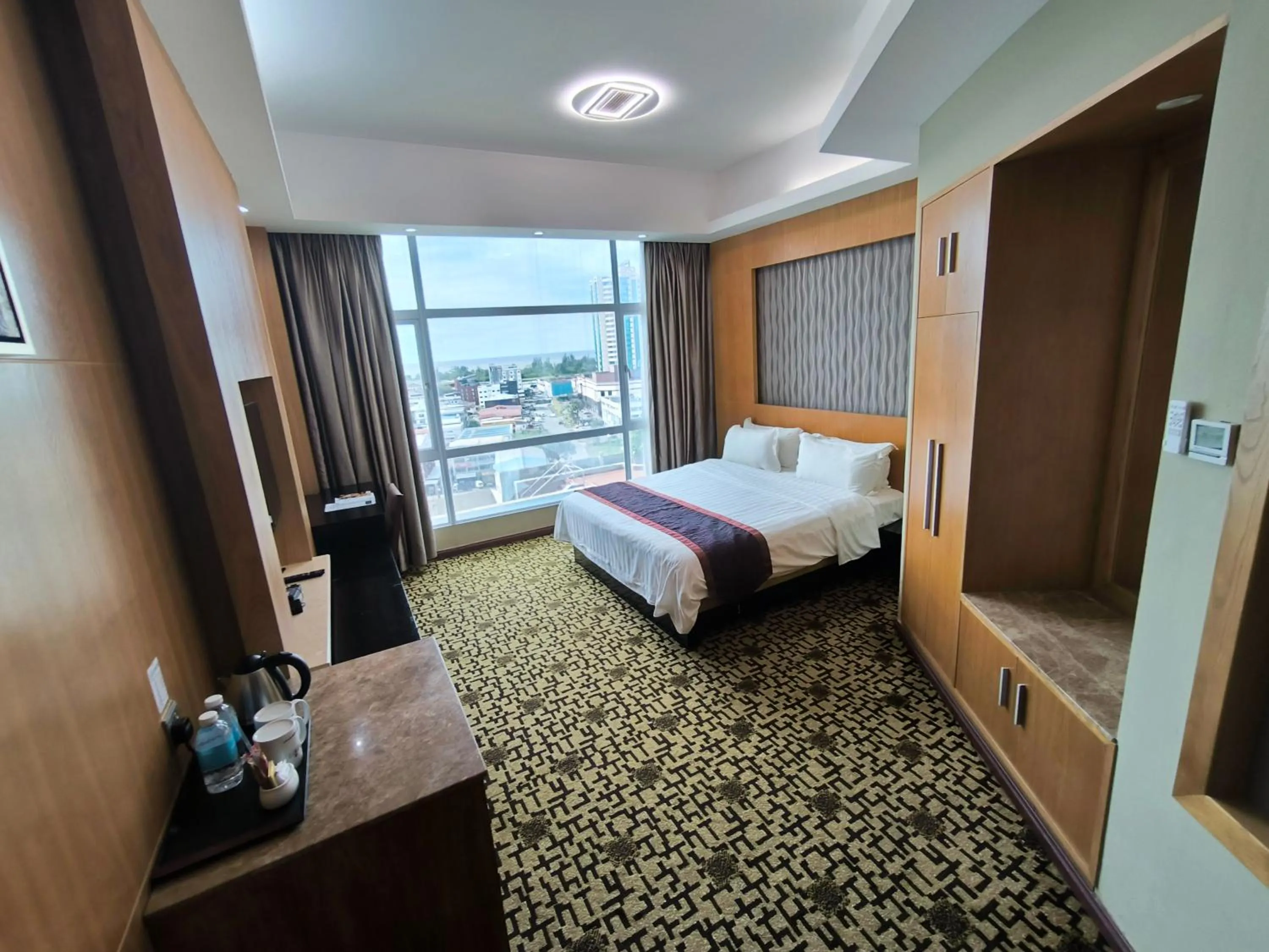 Standard King Room - single occupancy in Meritz Hotel