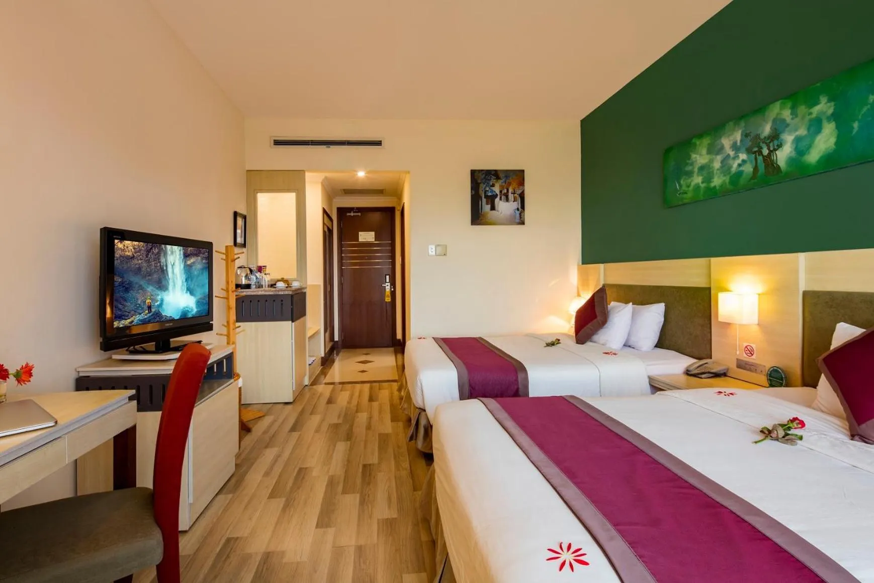 Deluxe Twin Room with City View in Sai Gon Quang Binh Hotel