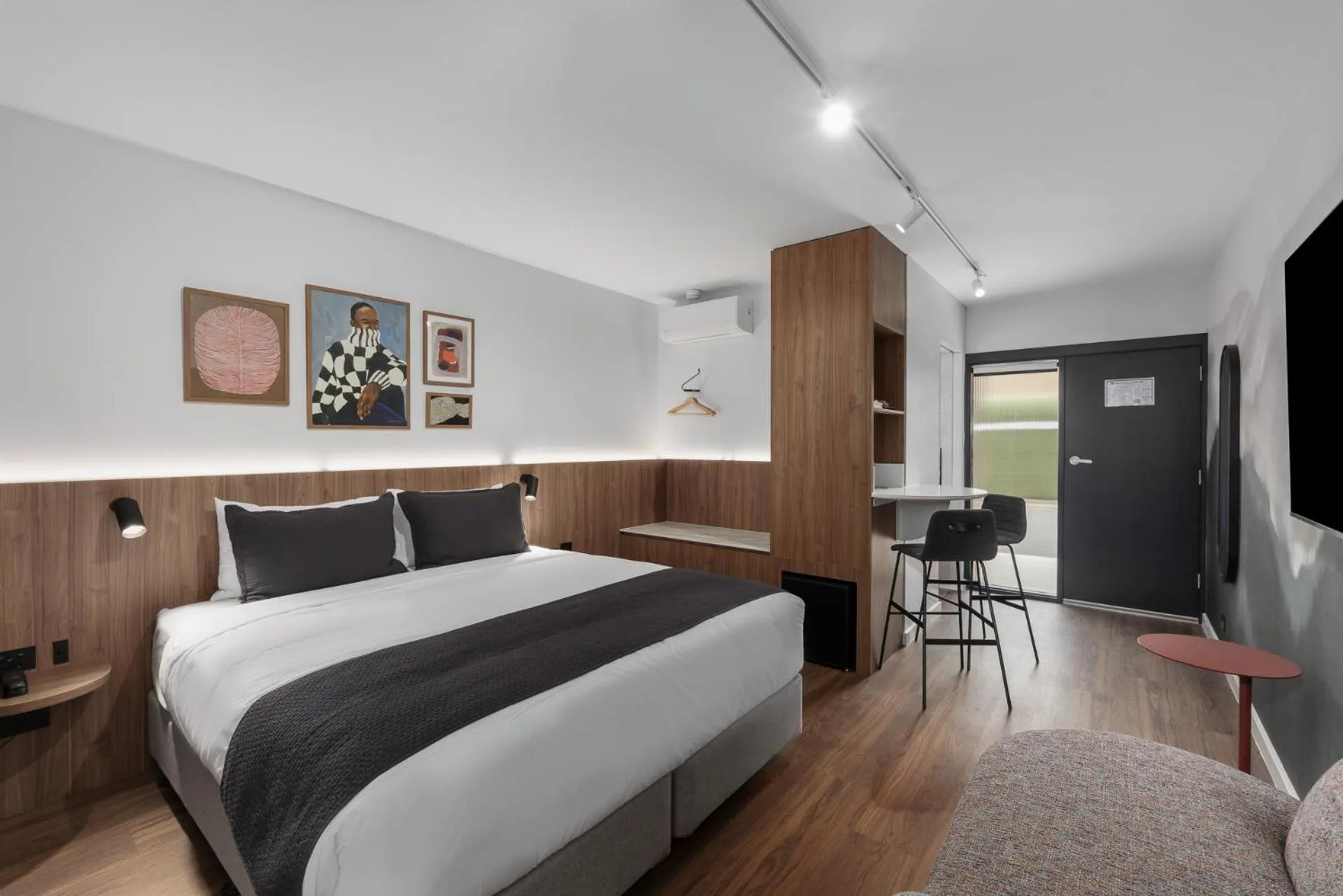 Deluxe King Room in Mantra Mount Gambier