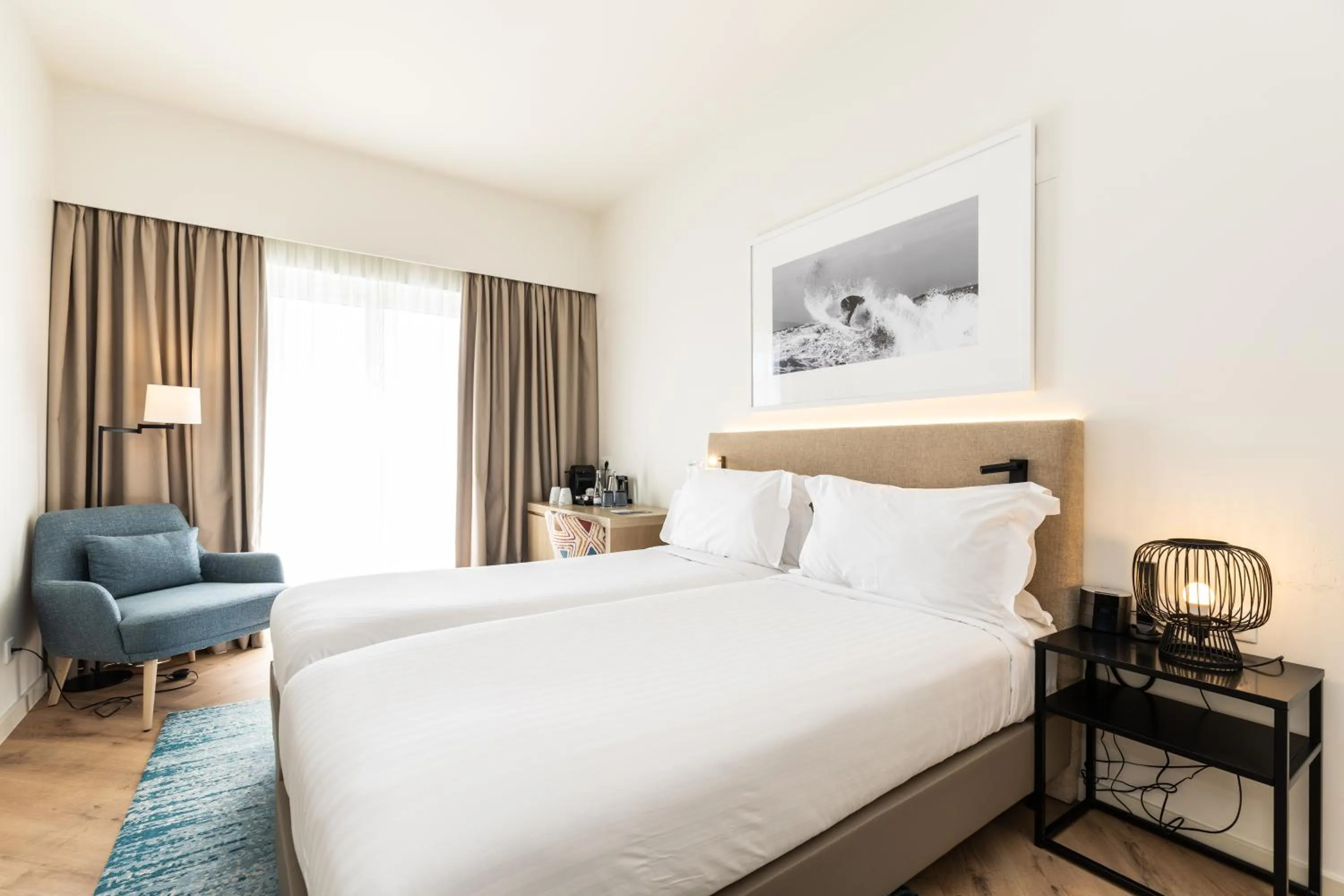 Standard Twin Room with Balcony and Sea View in Crowne Plaza - Caparica Lisbon