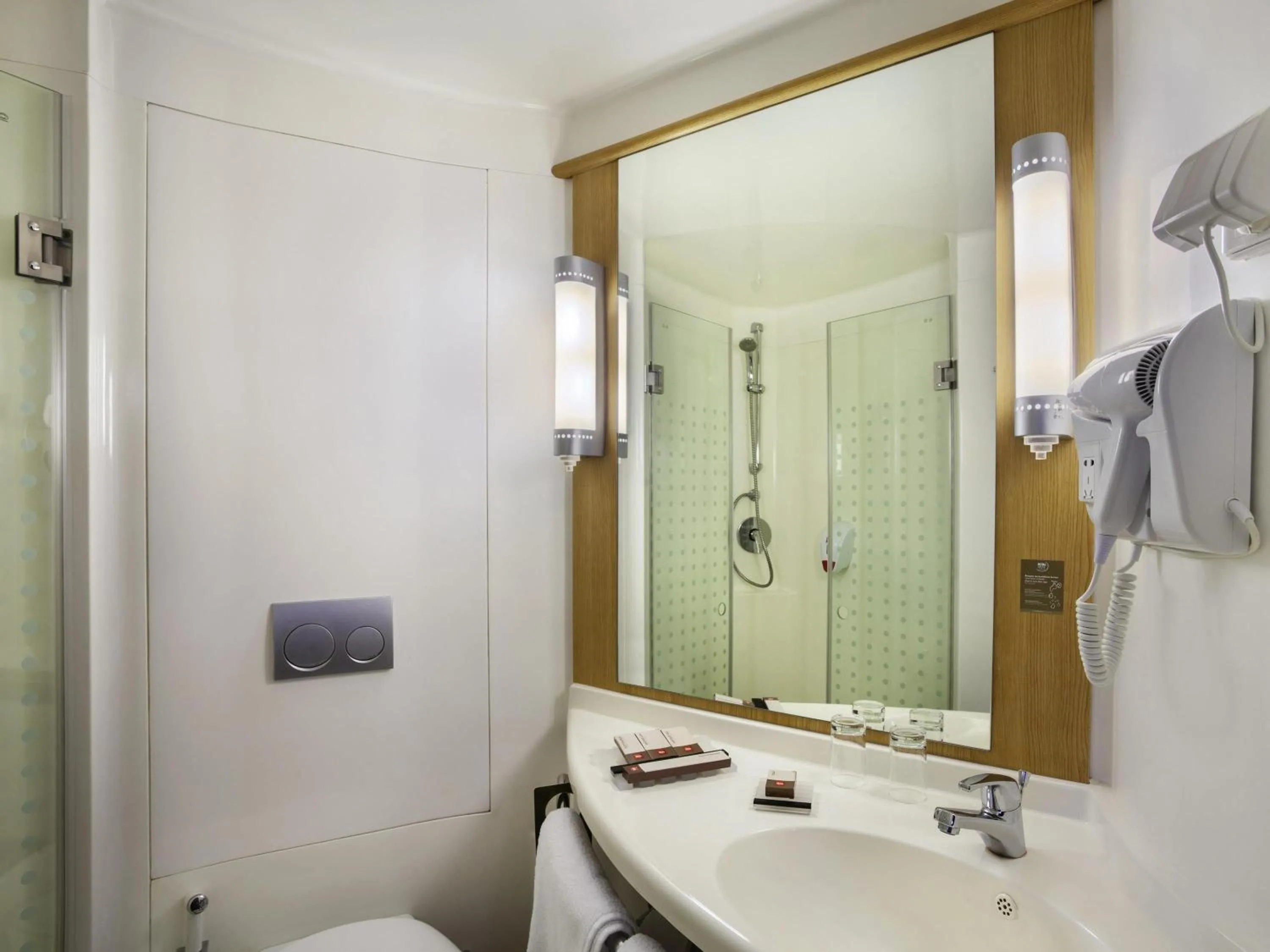 Standard Twin Room in ibis Pontianak City Center