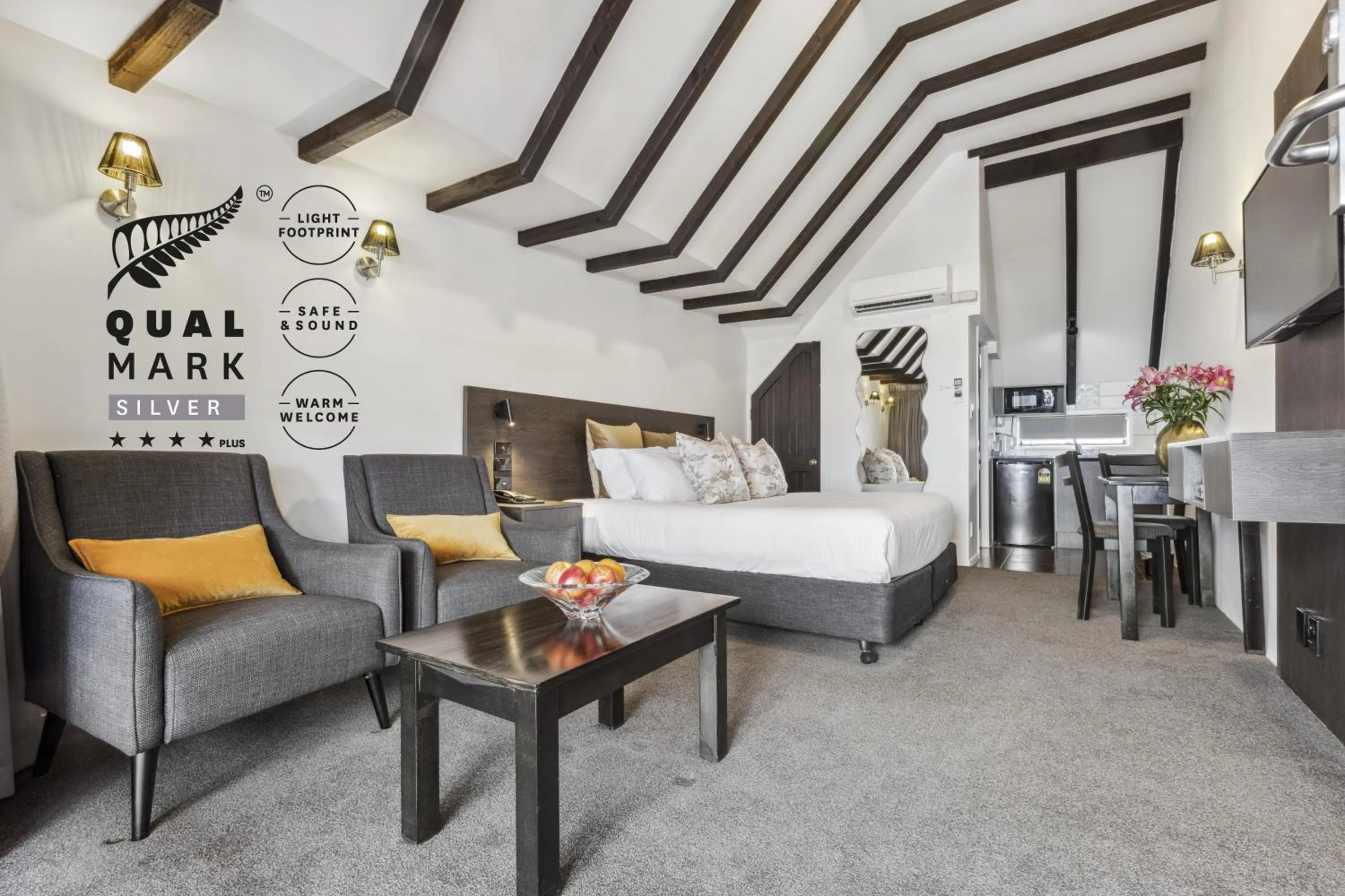 Queen Studio in Knights Inn