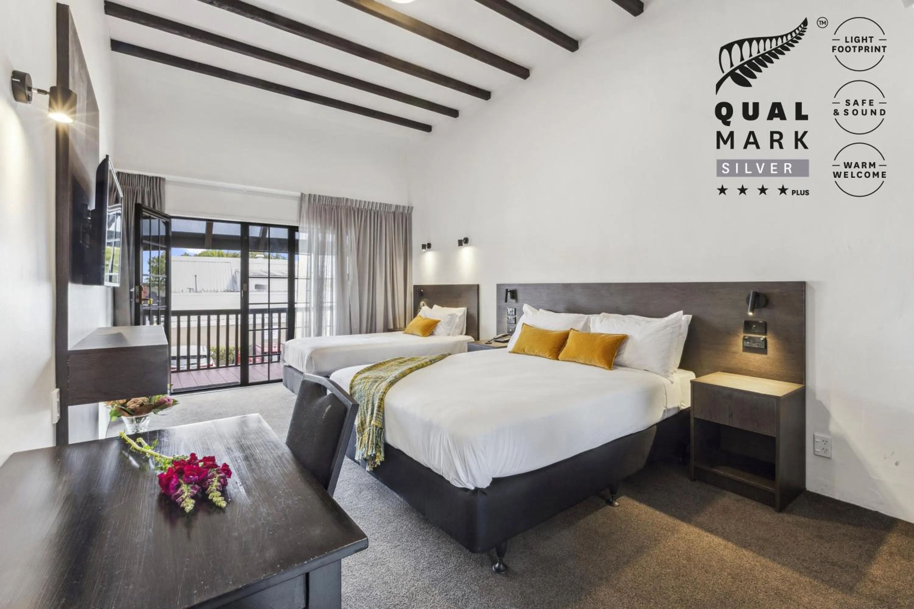 Standard Twin Room in Knights Inn