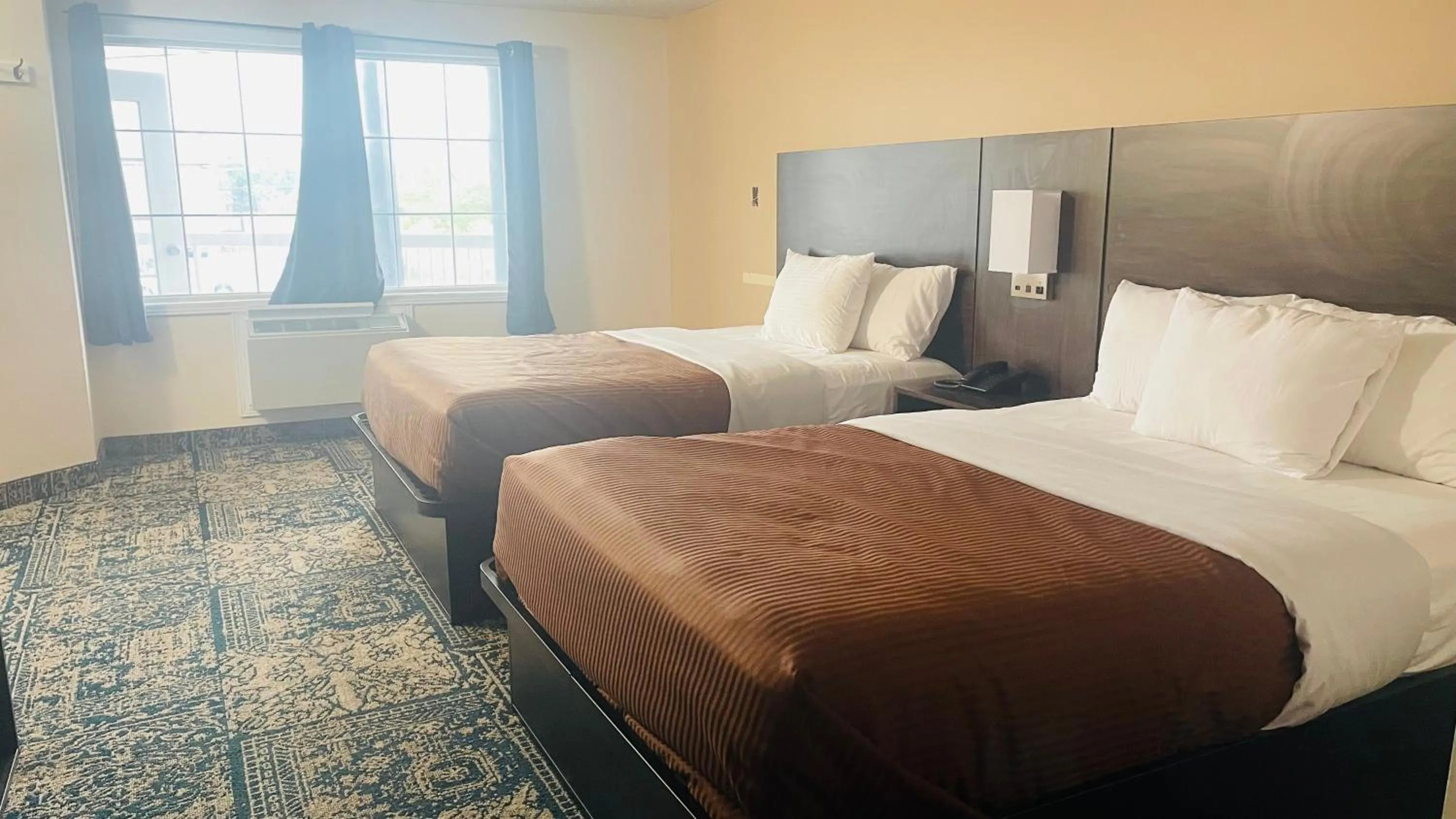 Queen Room in Falls Lodge & Suites