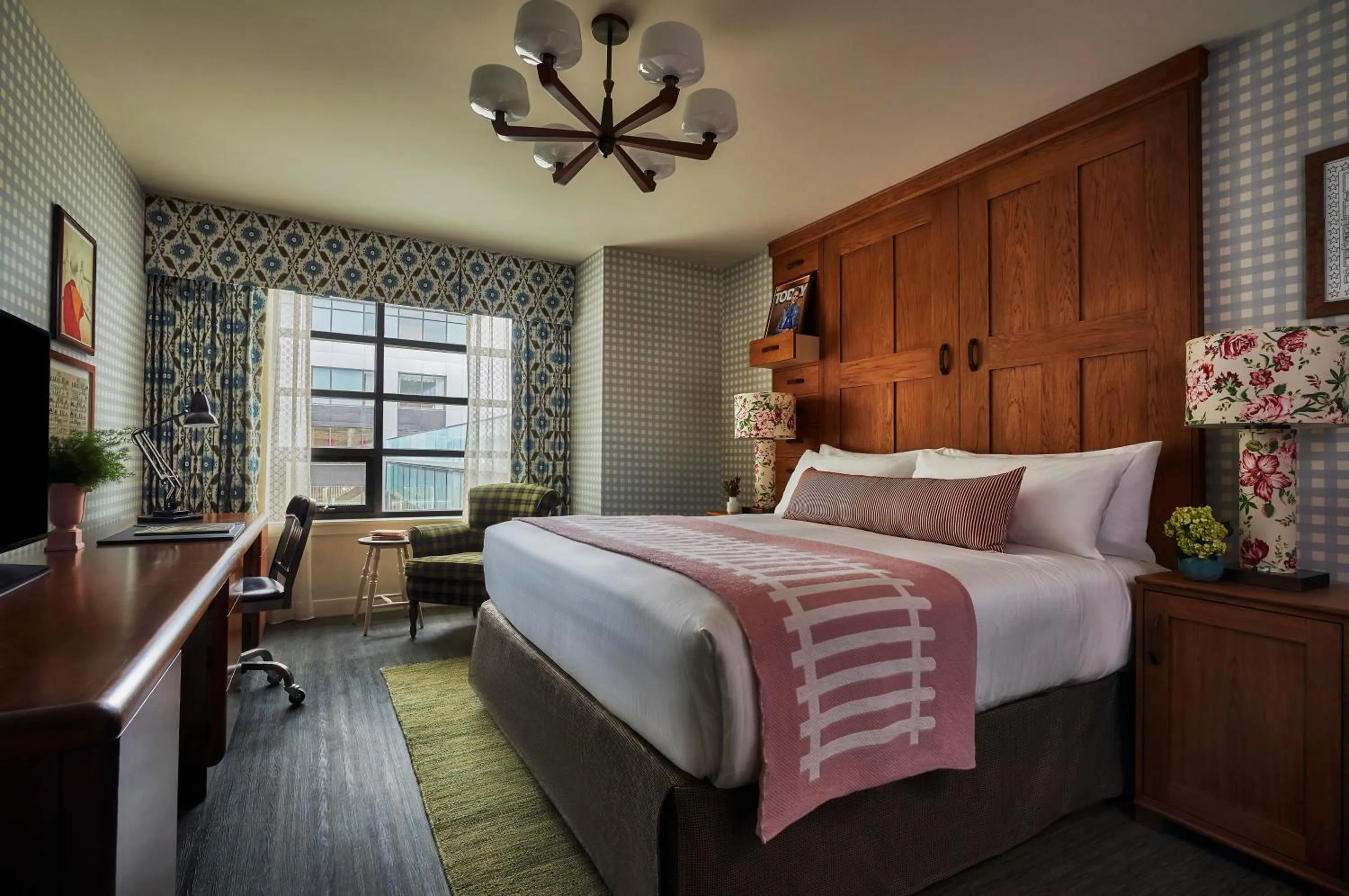 One-Bedroom Queen Suite with Bath Tub - Mobility Accessible in Graduate by Hilton Bloomington
