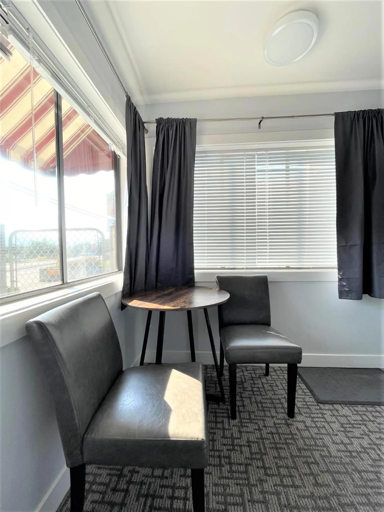 King Studio - Non-Smoking in Super 8 by Wyndham Lake Country/Winfield Area