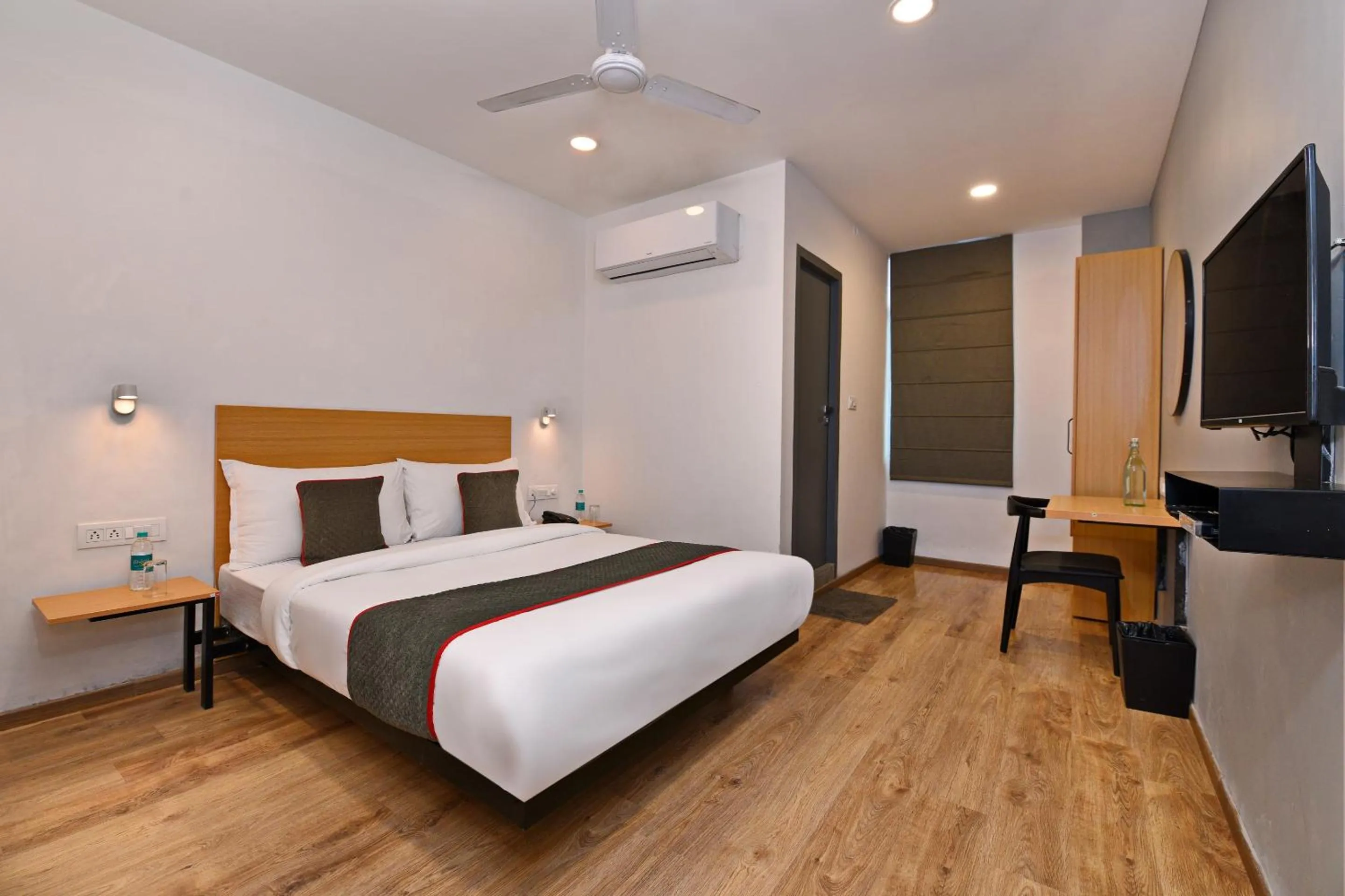 Standard Double Room - single occupancy in Super Townhouse Function Inn Near Chaudhary Charan Singh International Airport