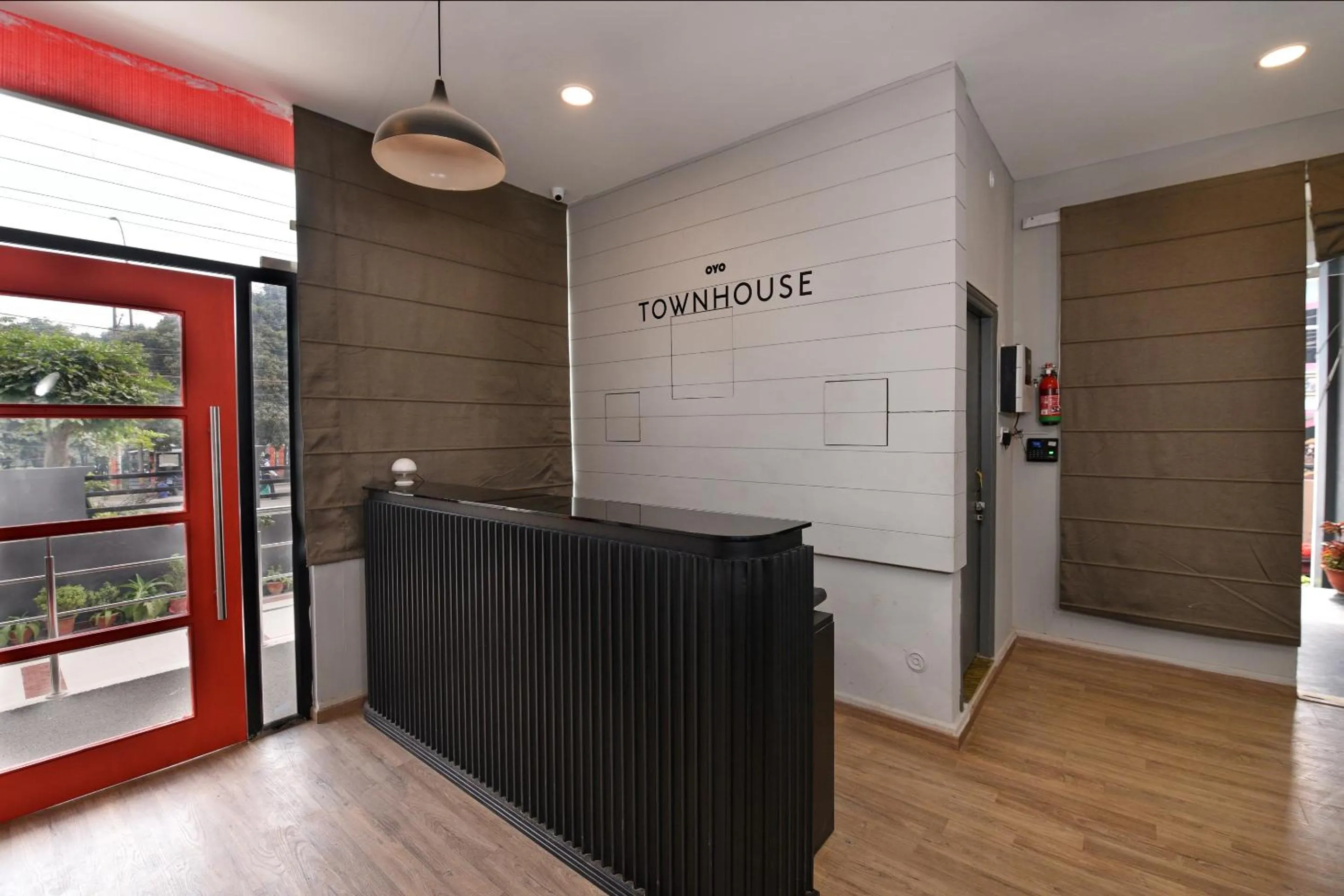 Super Townhouse Function Inn Near Chaudhary Charan Singh International Airport