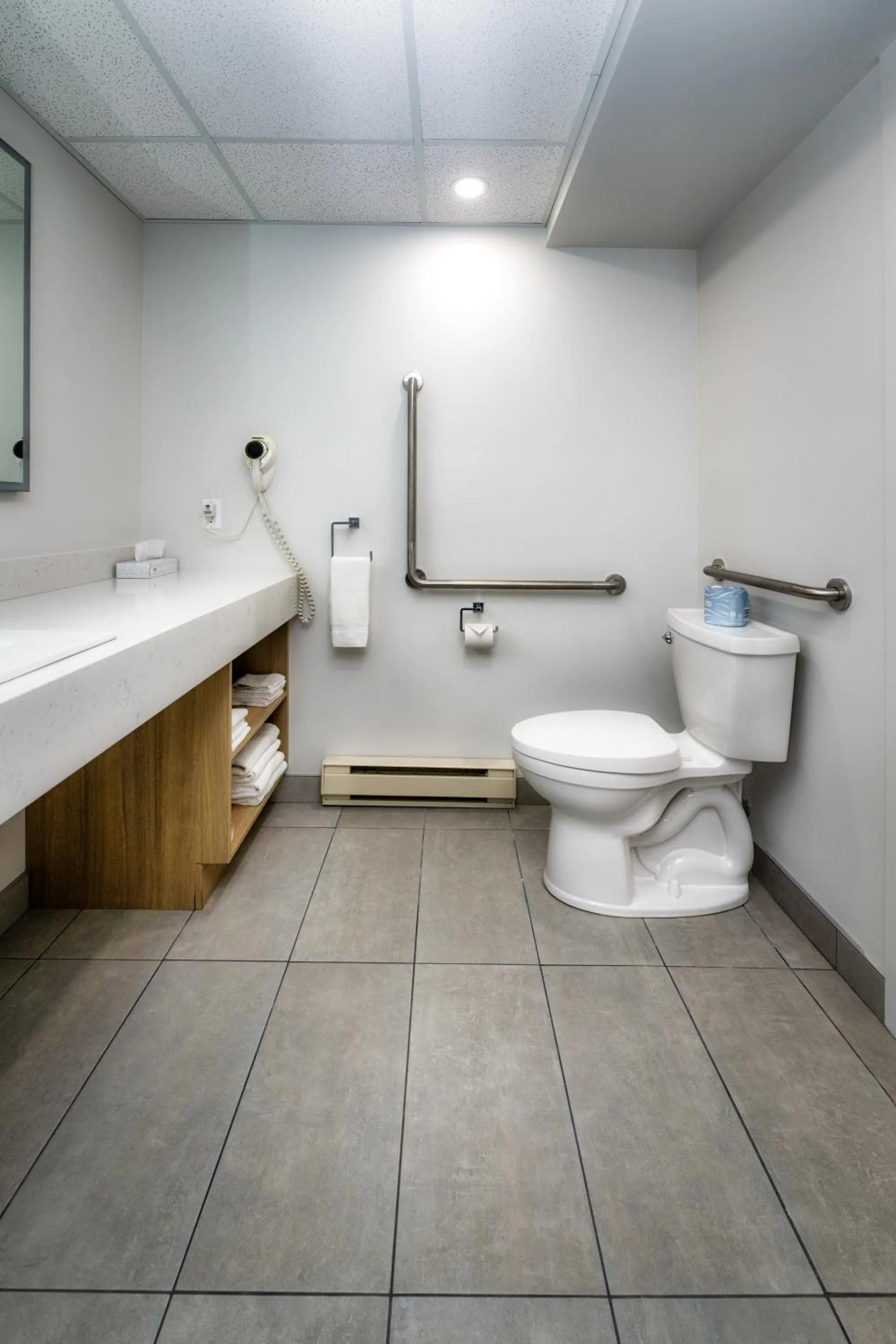 King Room - Non-Smoking/Accessible in Clarion Pointe La Malbaie