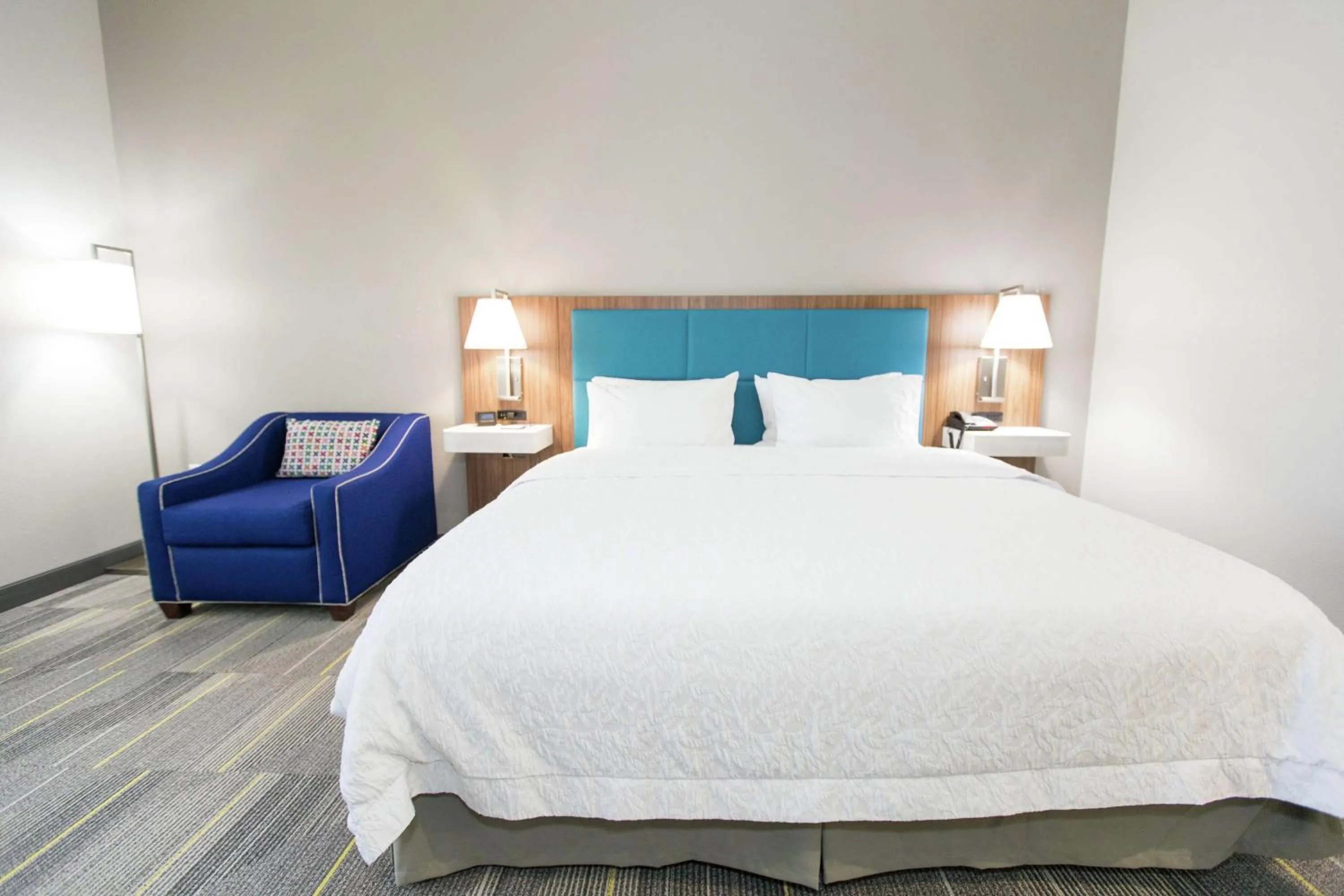 King Room in Hampton Inn Mustang