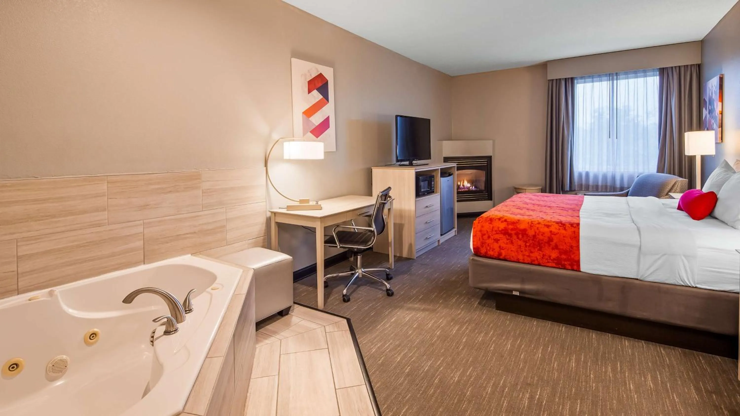 King Suite with Spa Bath and Fireplace in Best Western Plus New Cumberland