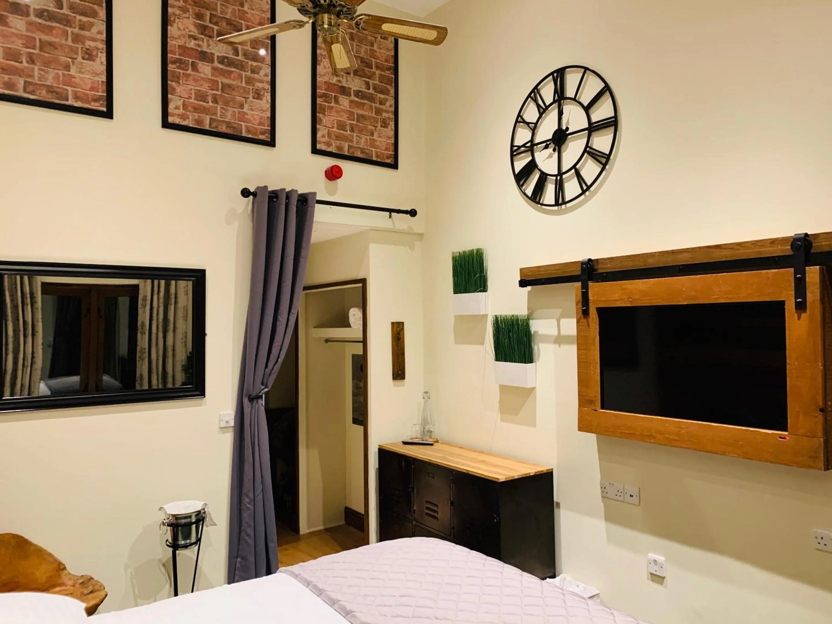 Small Twin Room in The Bull Inn Pub