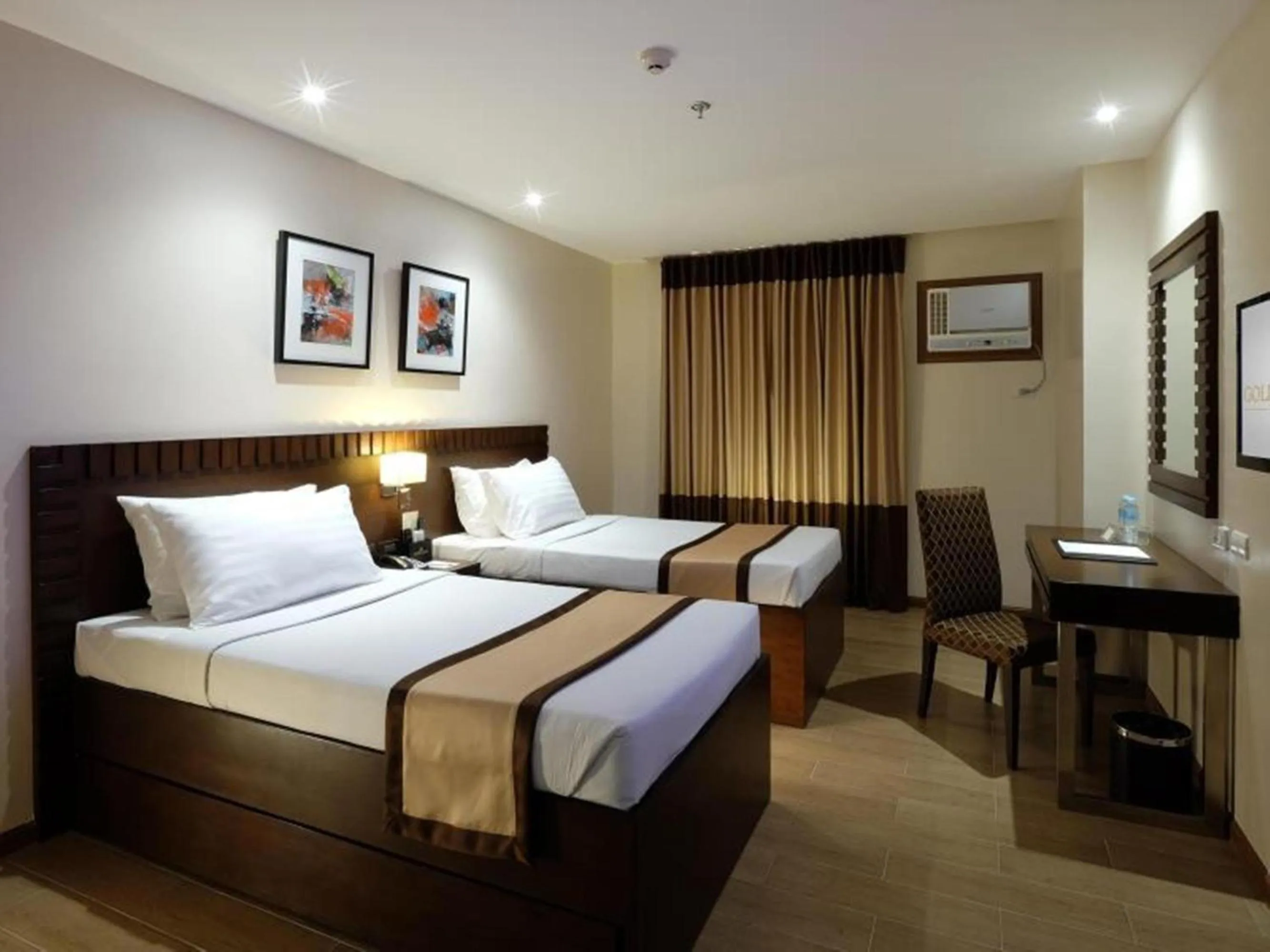 Deluxe Twin Room in Golden Prince Hotel & Suites