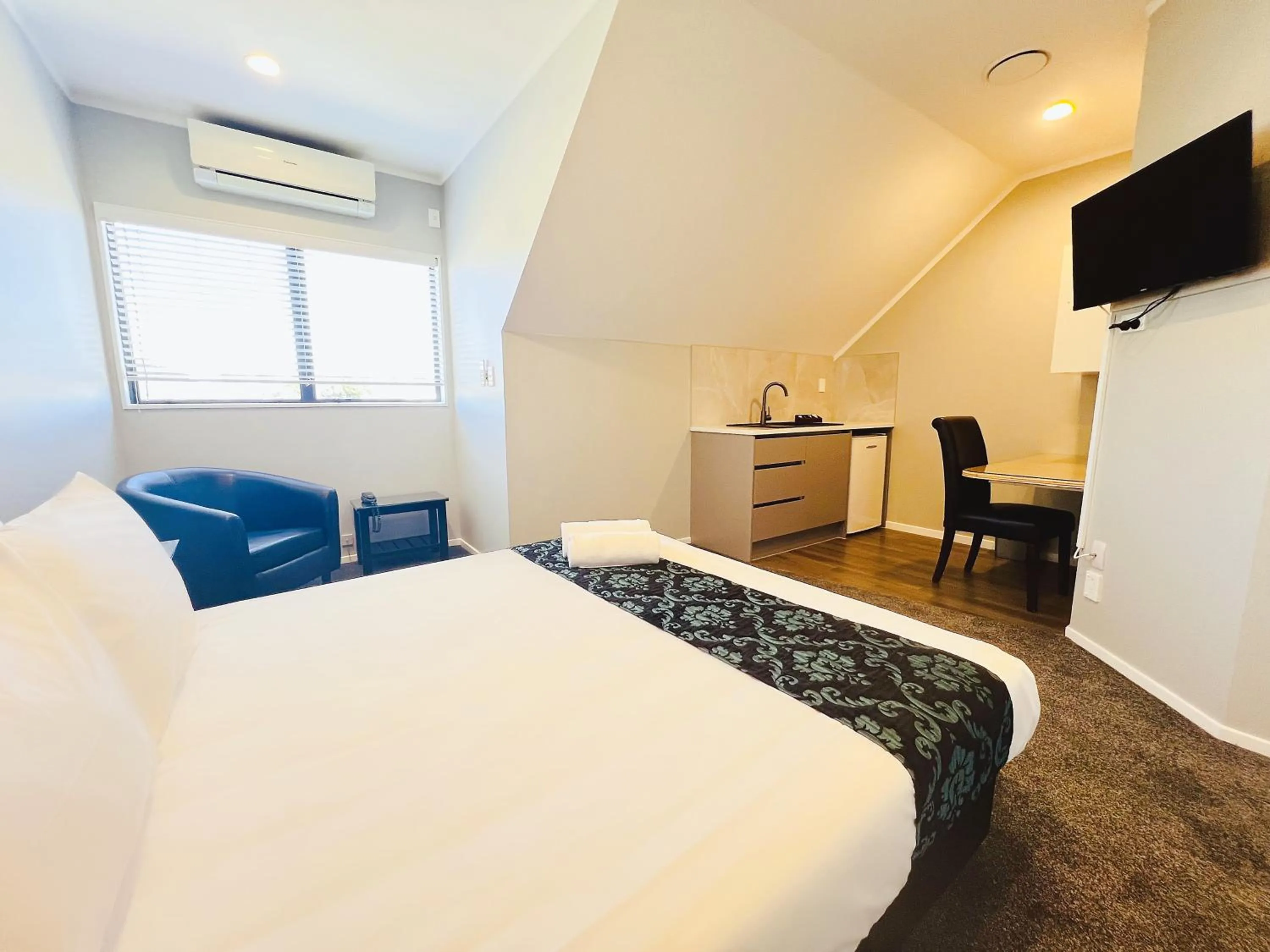 Queen Studio - Upstairs in Camelot On Ulster