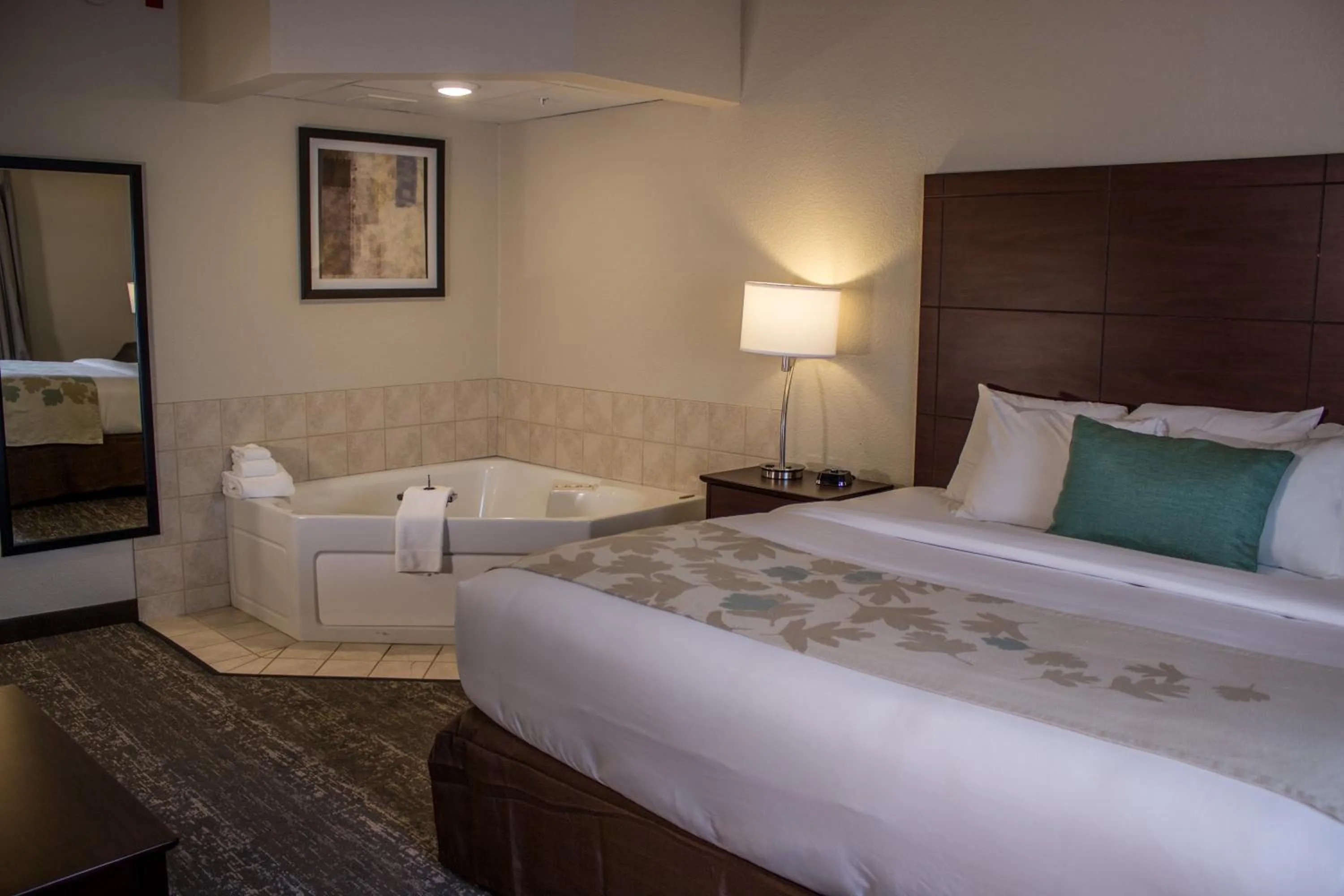 Deluxe King Room - Non-Smoking in Cobblestone Suites - Oshkosh