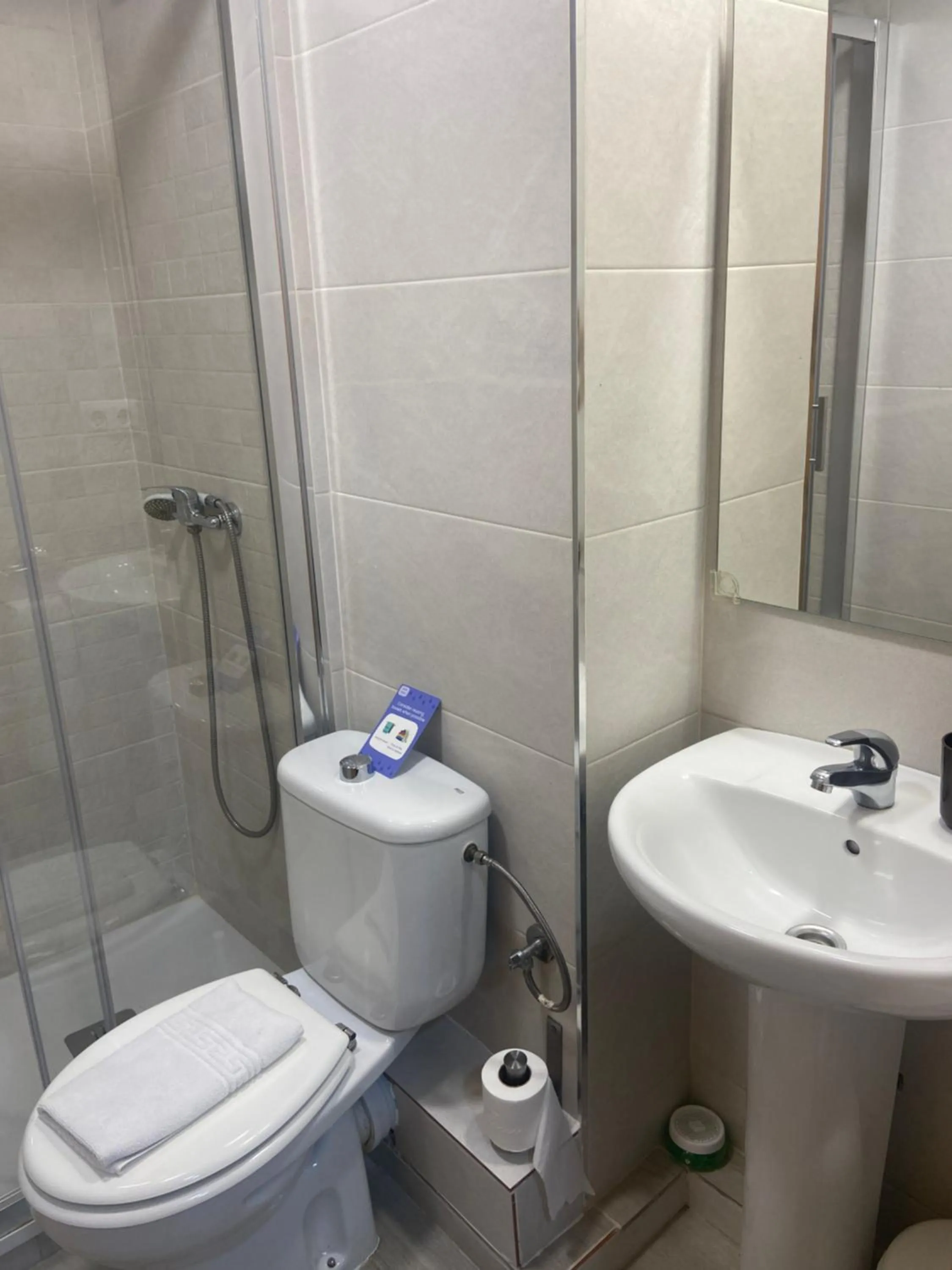 Double Room with Private Bathroom in Hostal Elkano