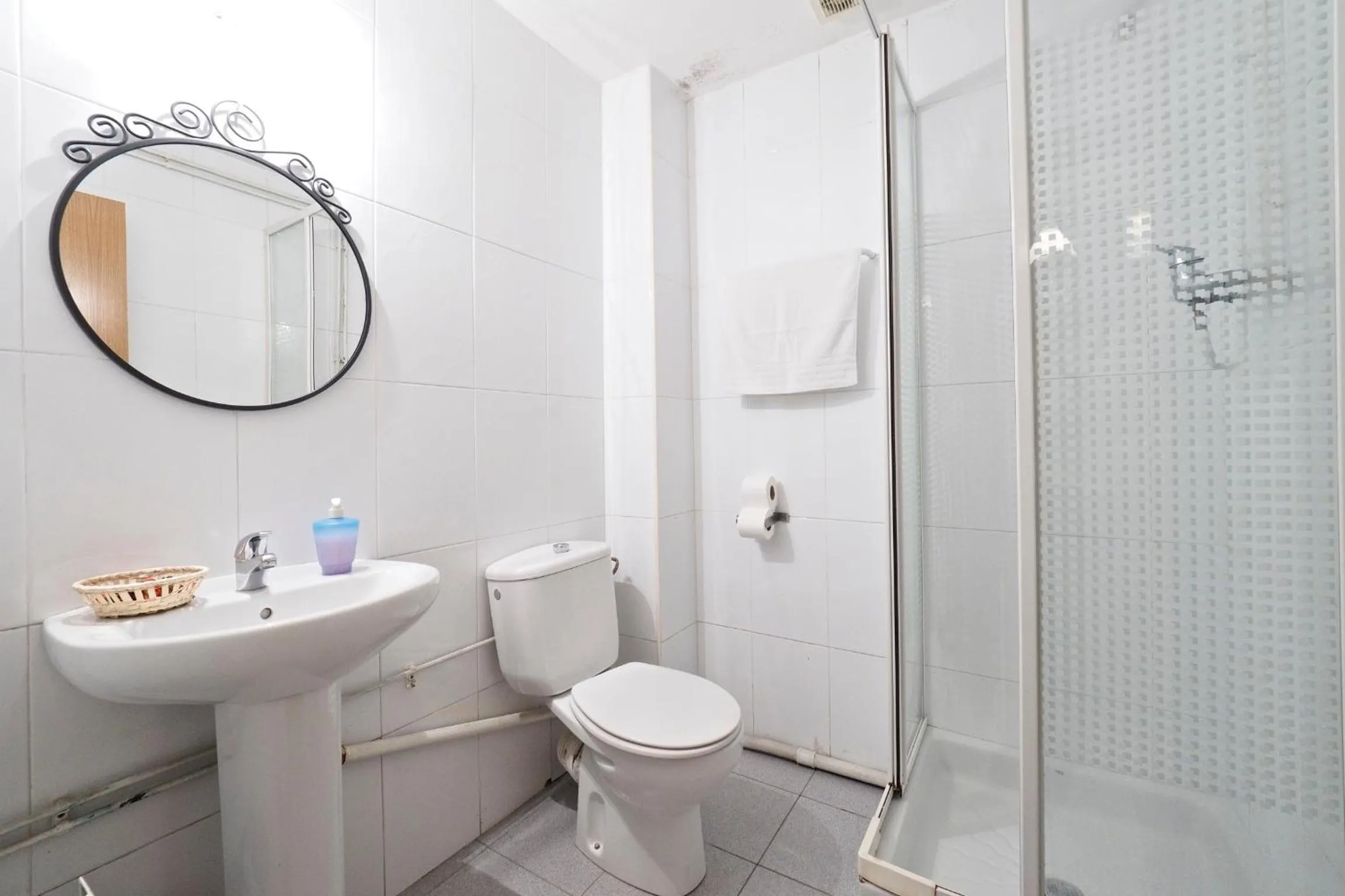 Triple Room with Private Bathroom in Hostal Elkano