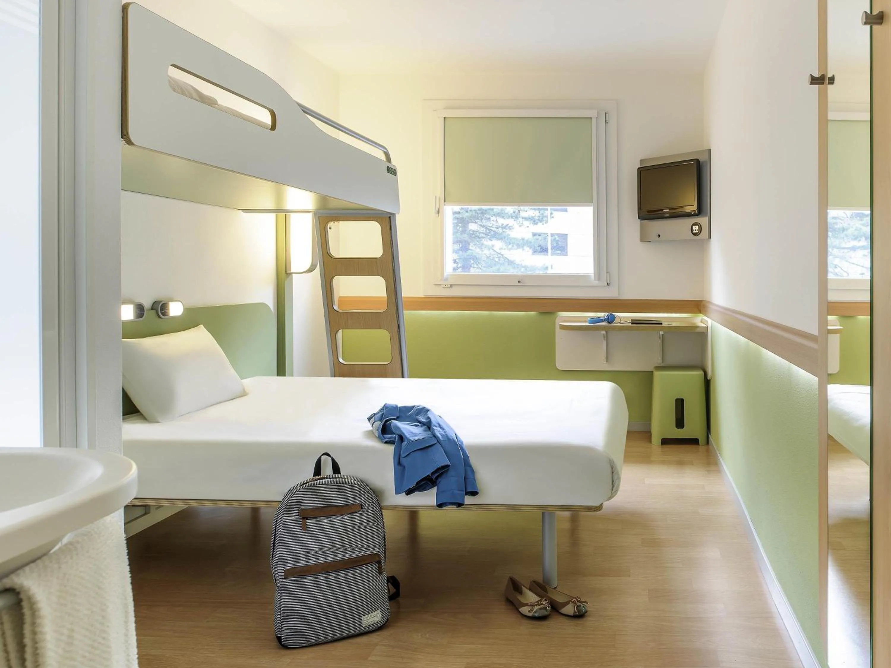Triple Room with One Double Bed and One Bunk Bed in ibis budget Besançon Ecole Valentin