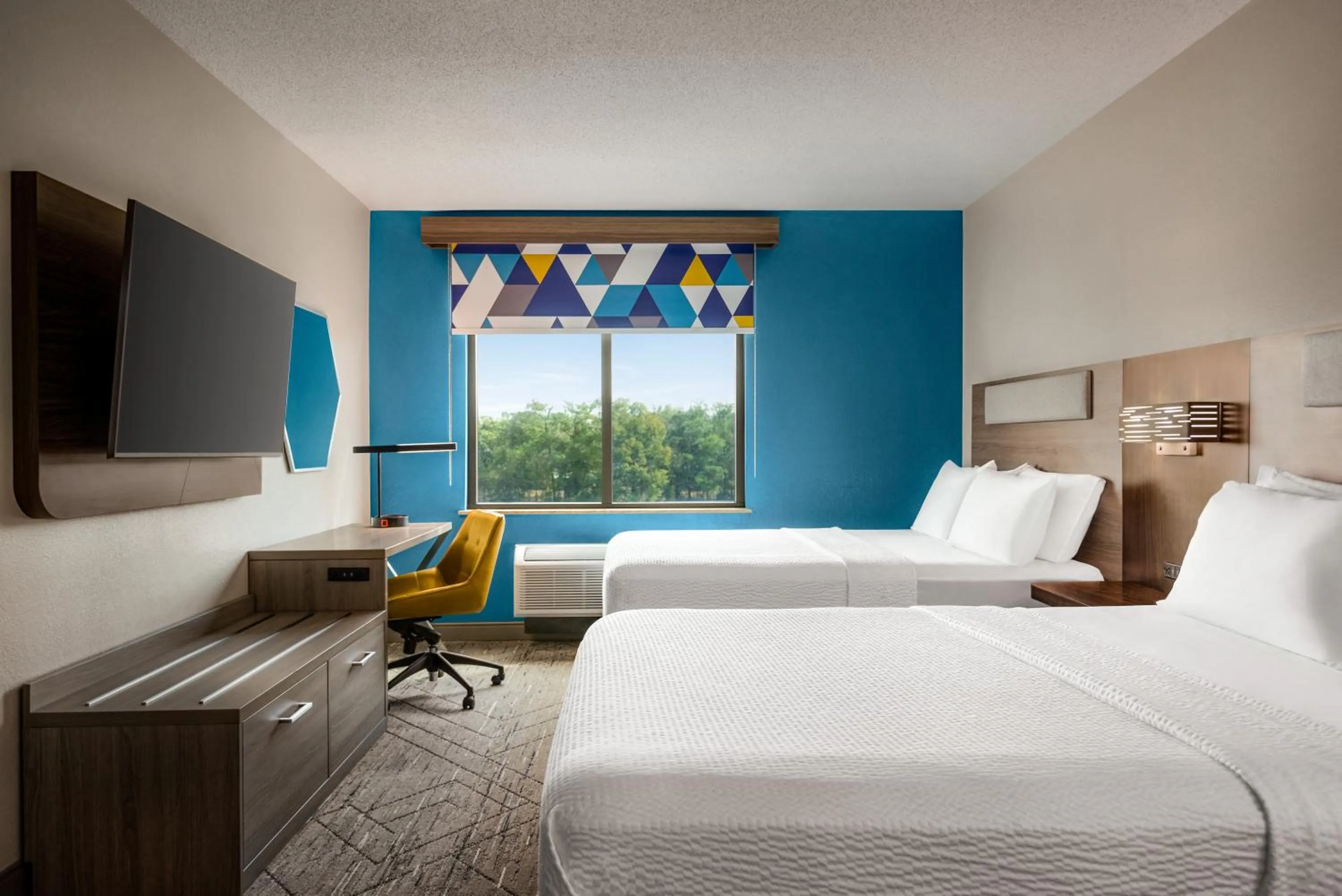 Standard Queen Room with Two Queen Beds and Mobility Accessible Tub in Holiday Inn Express & Suites Mobile West I-10 by IHG