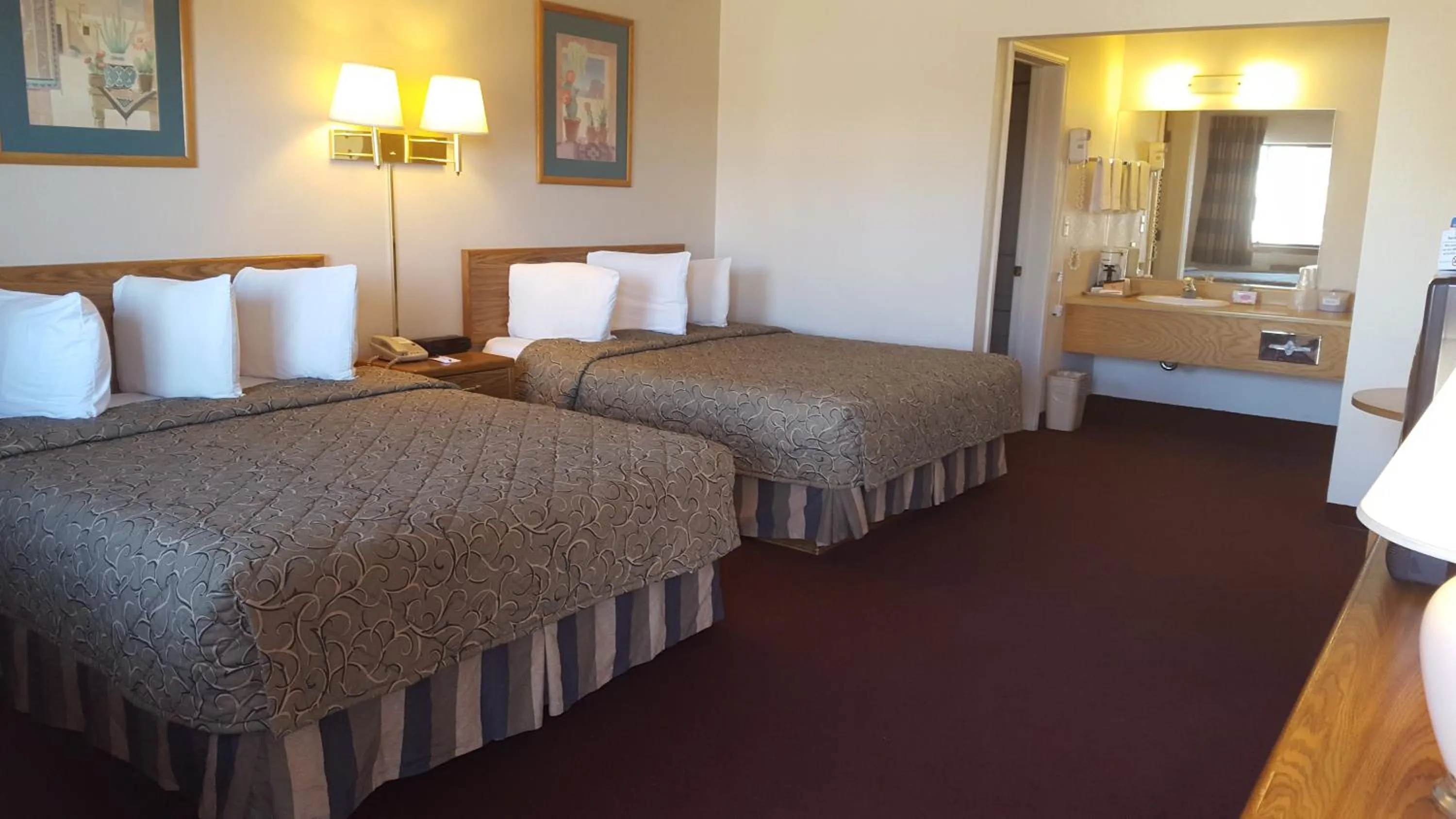 Queen Room with Two Queen Beds - Non-Smoking in Cozy Inn