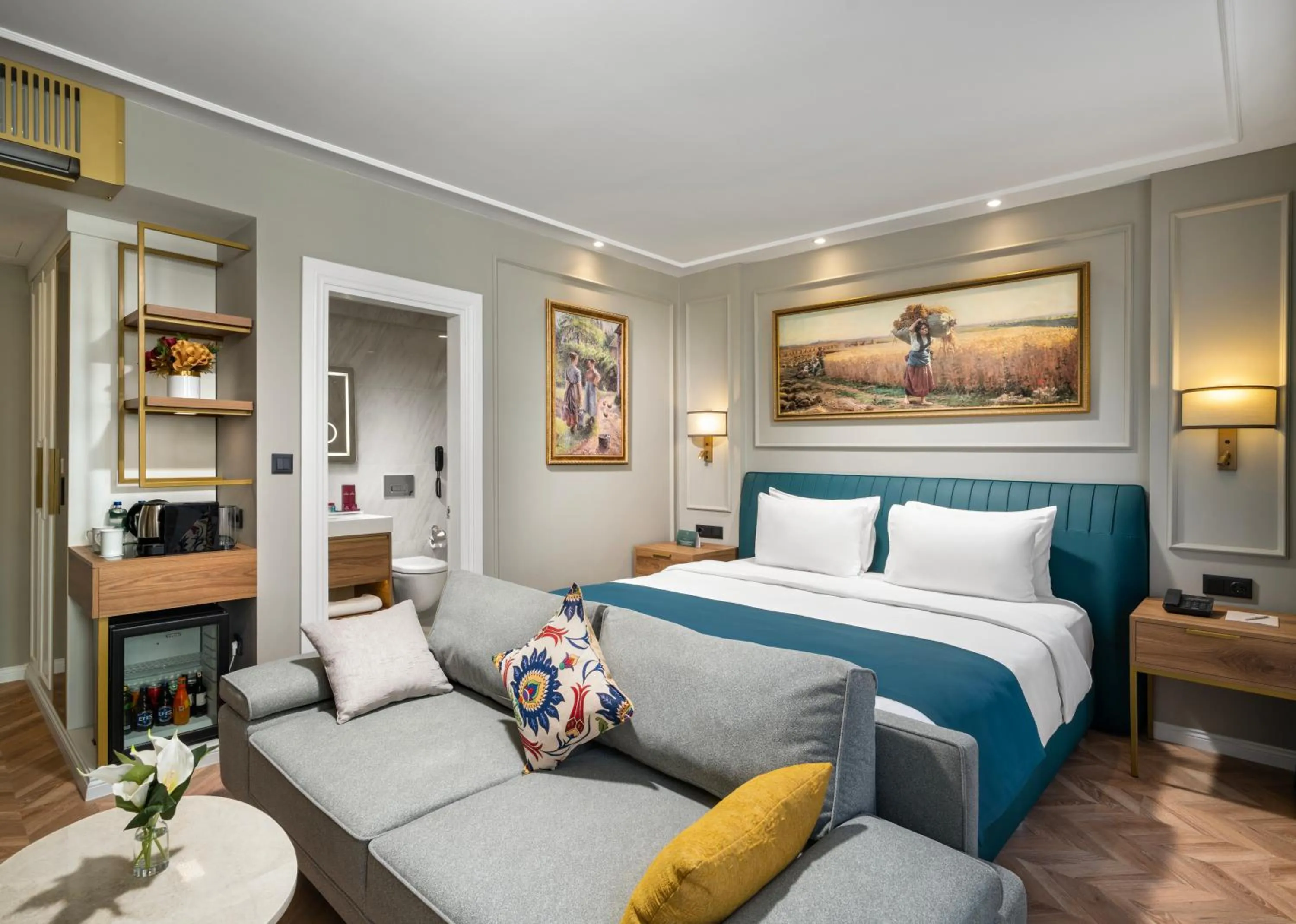 Deluxe King Room in Royan Suites