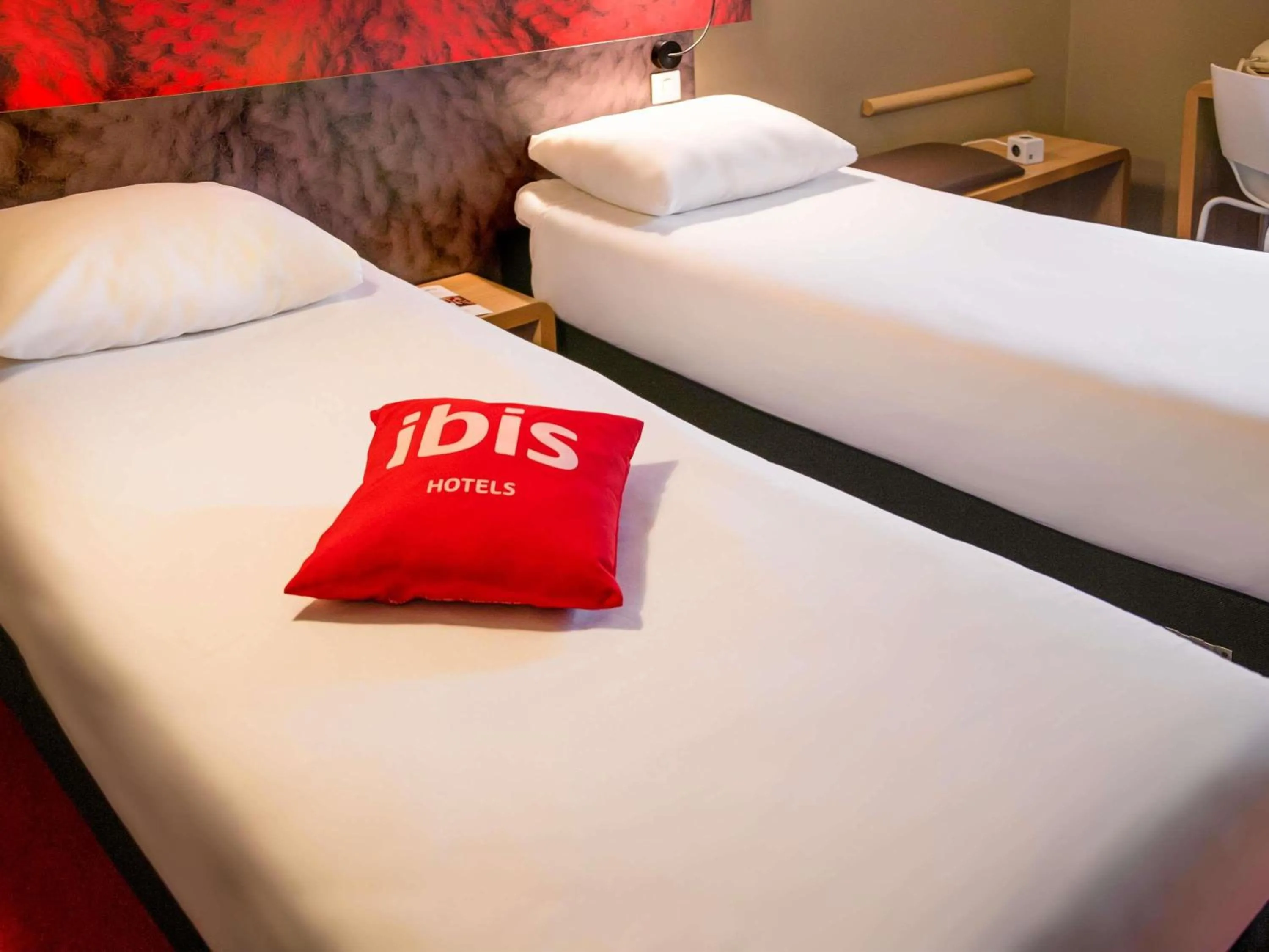 Standard Twin Room with 2 single beds in ibis Saint-Omer Centre