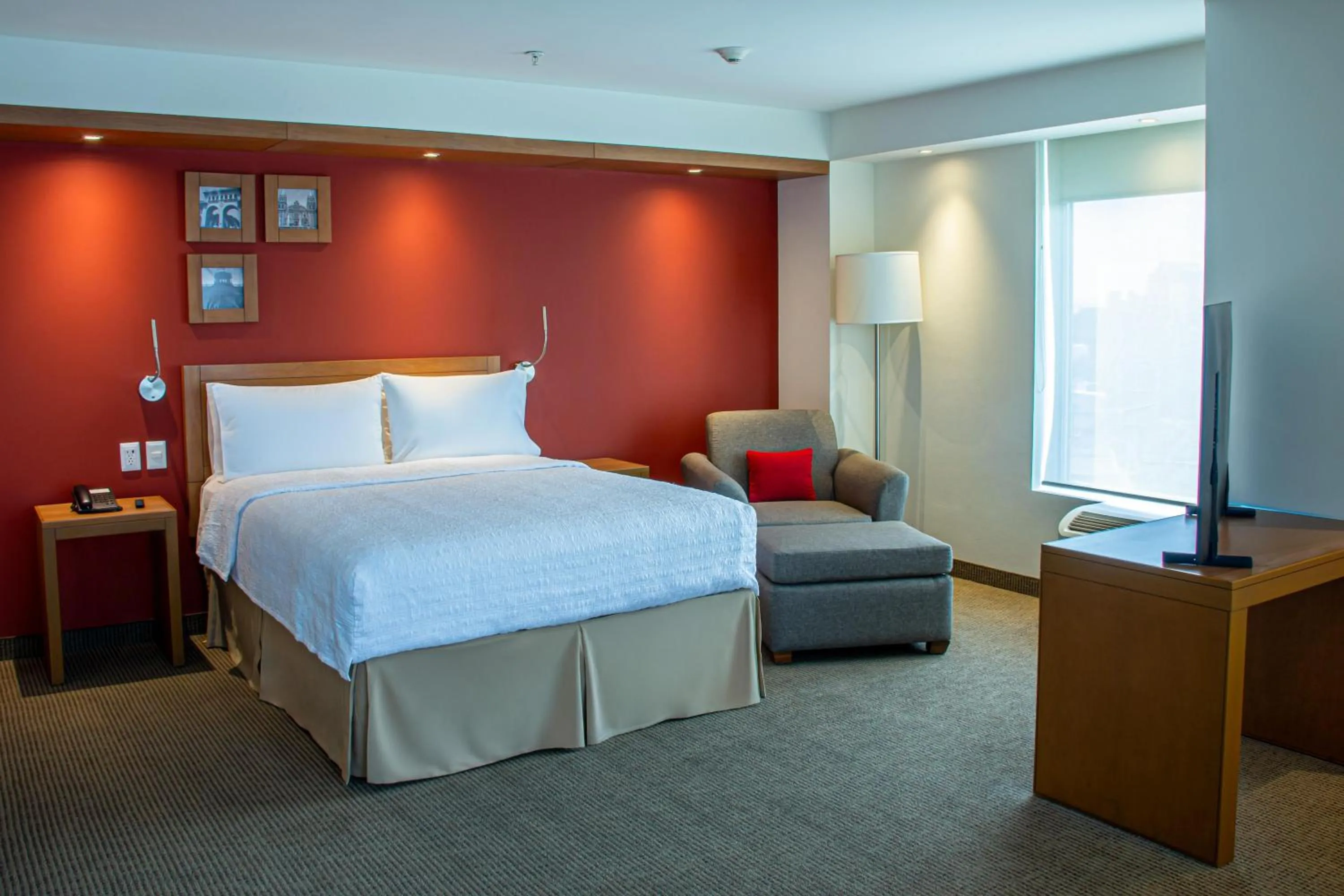 Junior Queen Suite in Hampton by Hilton Guadalajara Expo
