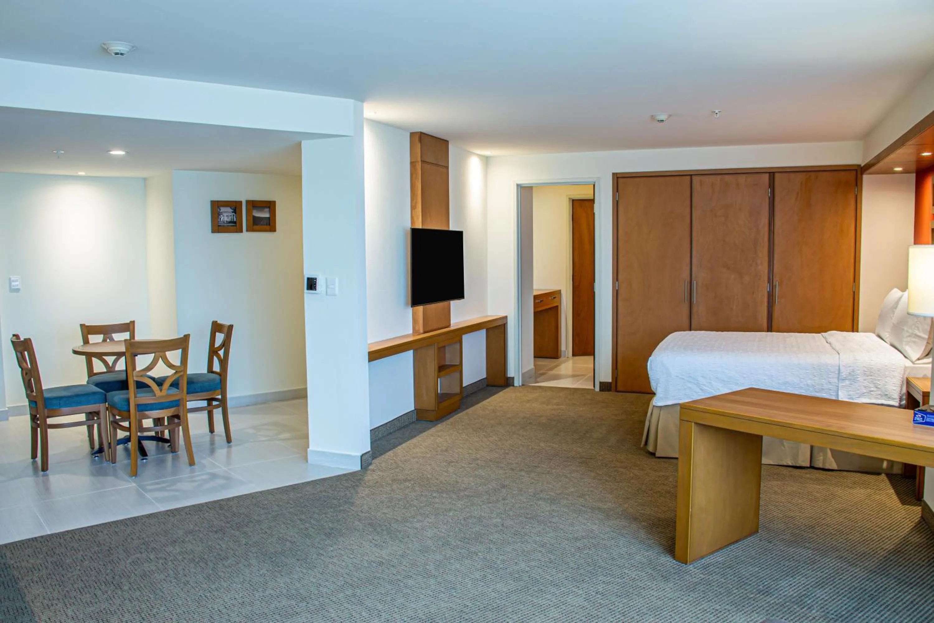Superior Suite in Hampton by Hilton Guadalajara Expo