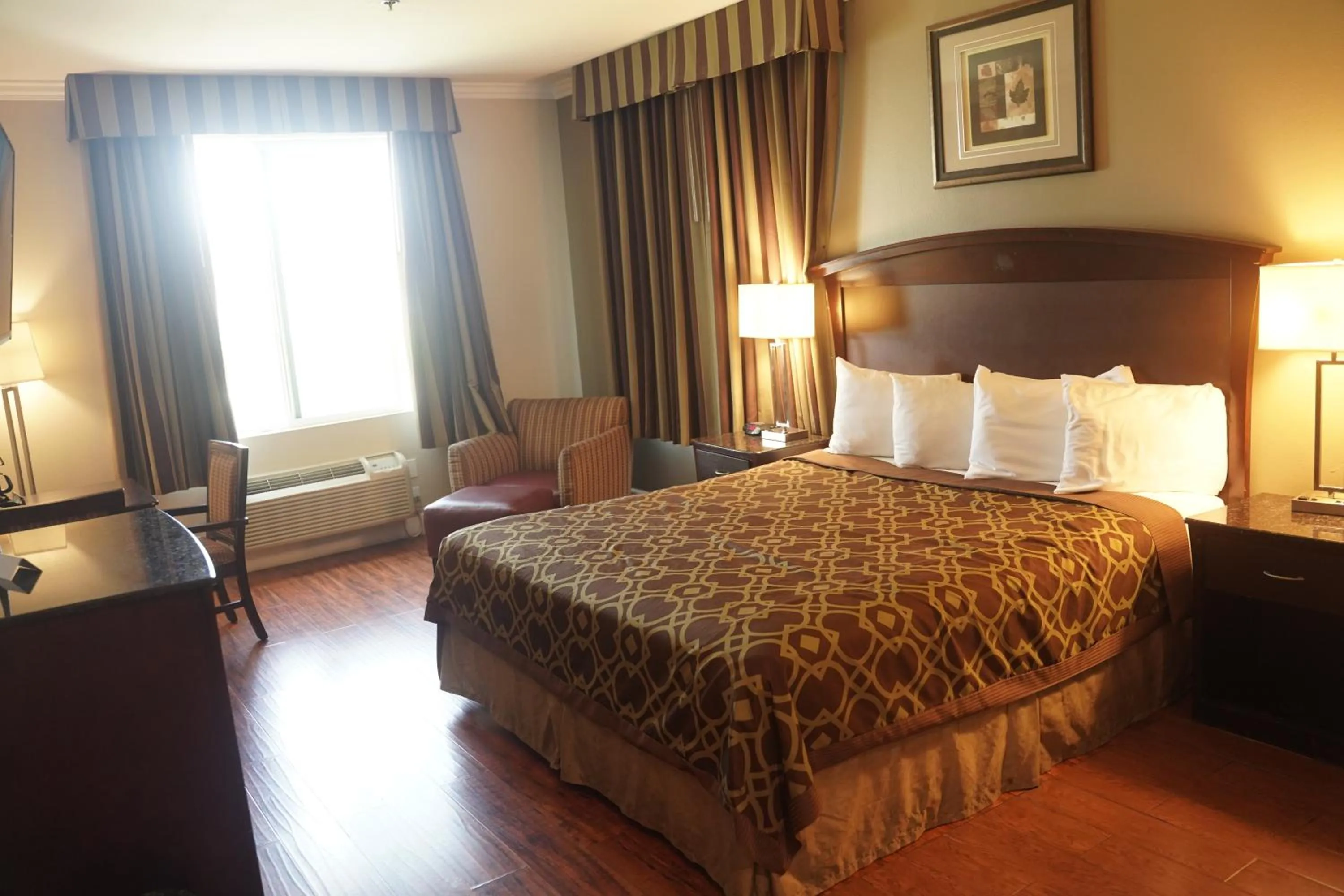 Deluxe King Room with Mobility/Hearing Impaired Access - single occupancy - Non-Smoking in Harbor Inn & Suites